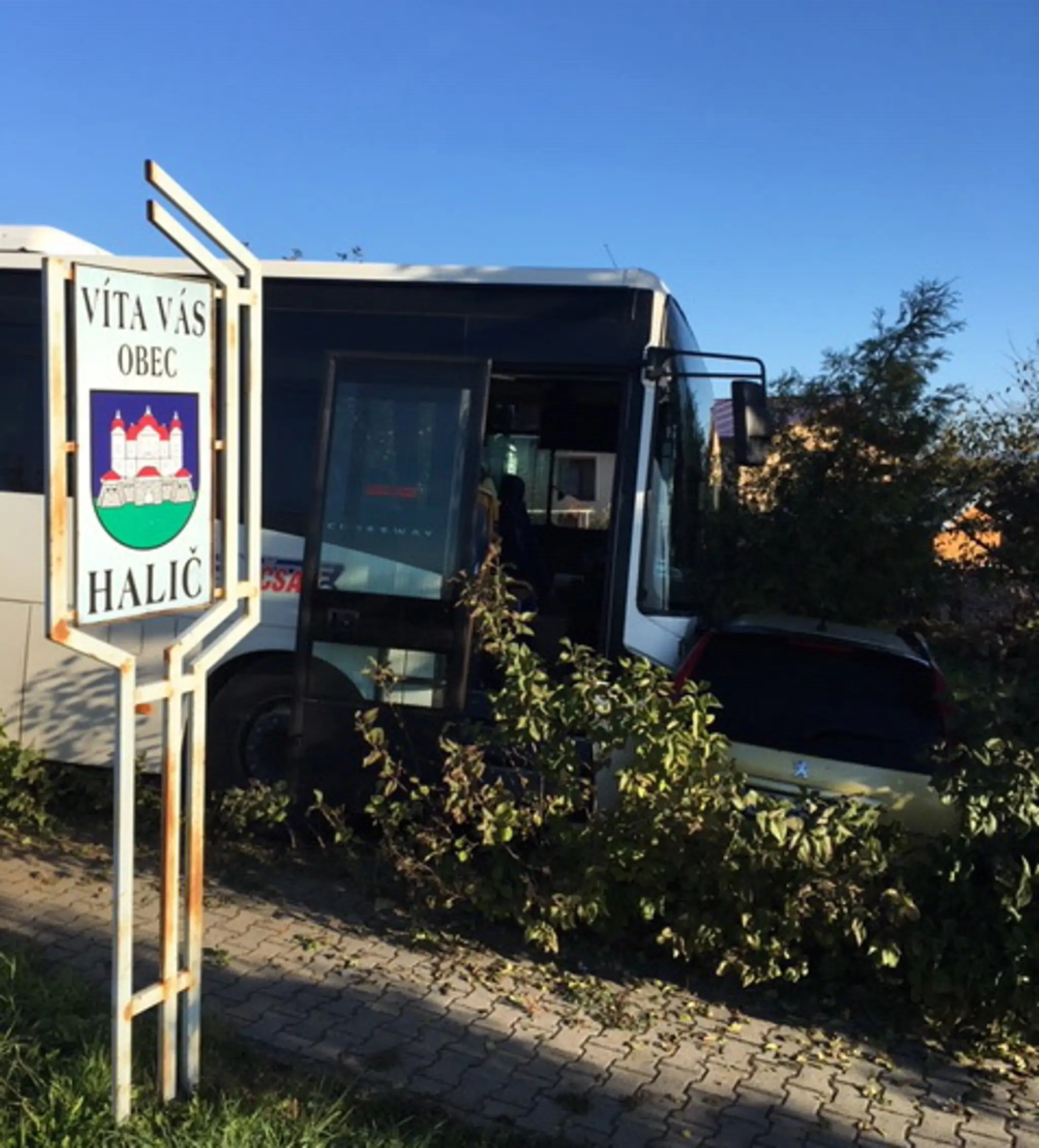 V Haliči havaroval autobus.