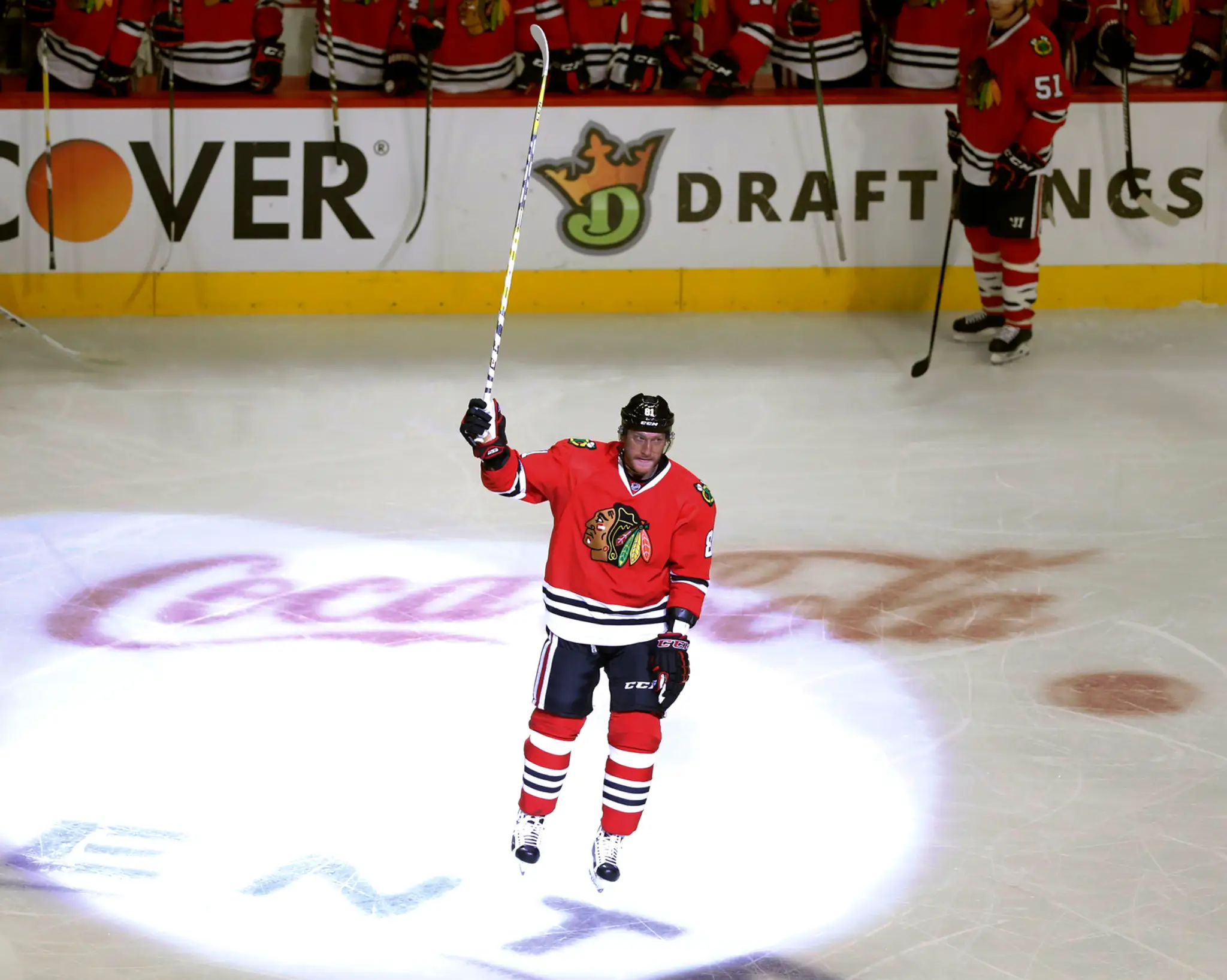Marián Hossa z Chicaga Blackhawks sa raduje zo svojho 500. gólu počas zápasu zámorskej NHL proti Philadelphie Flyers 18. októbra