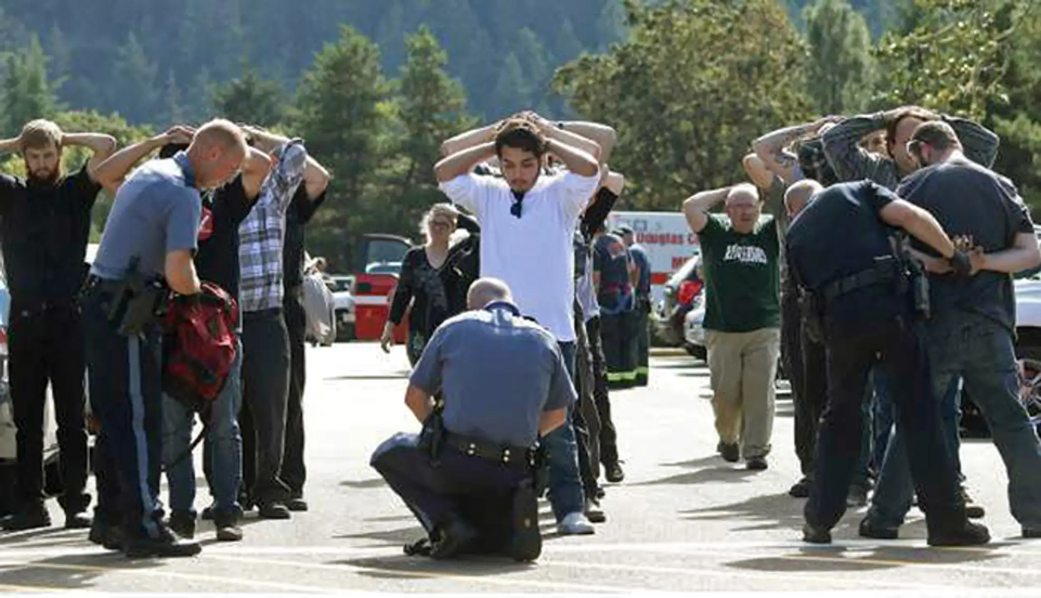 Policajti prehľadávajú študentov po streľbe na škole Umpqua Community College v Oregone.