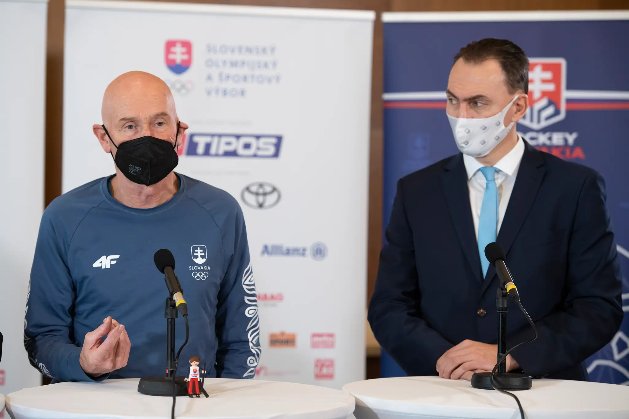 Zľava tréner reprezentácie Craig Ramsay a prezident SZĽH, generálny manažér reprezentácie Miroslav Šatan po ZOH 2022.