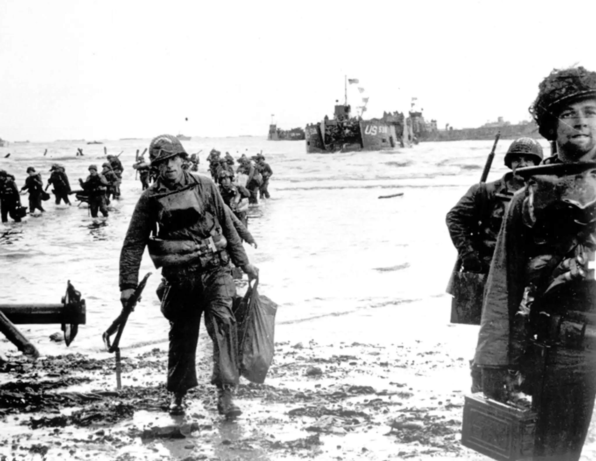 Britský vojak chodí v uliciach obci Argentan, v Normandii (11. septembra 1944) a dnes.