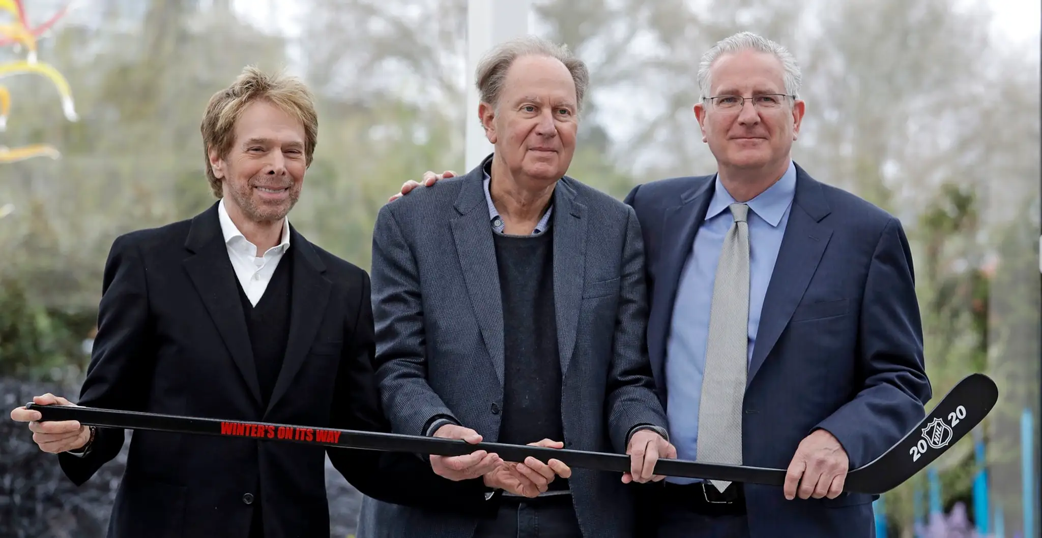 Spolumajitelia nového klubu NHL v Seattli Jerry Bruckheimer,David Bonderman a Tod Leiweke.