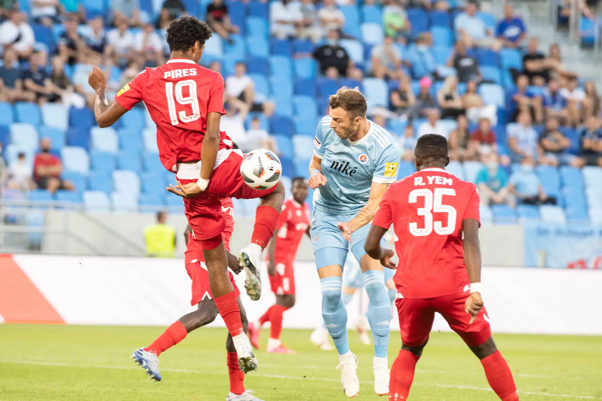 Zľava Kelvin Pires (Trenčín), Alexandar Čavrič (Slovan) a Reuben Yem (Trenčín) bojujú o loptu v zápase 2. kola Fortuna ligy.