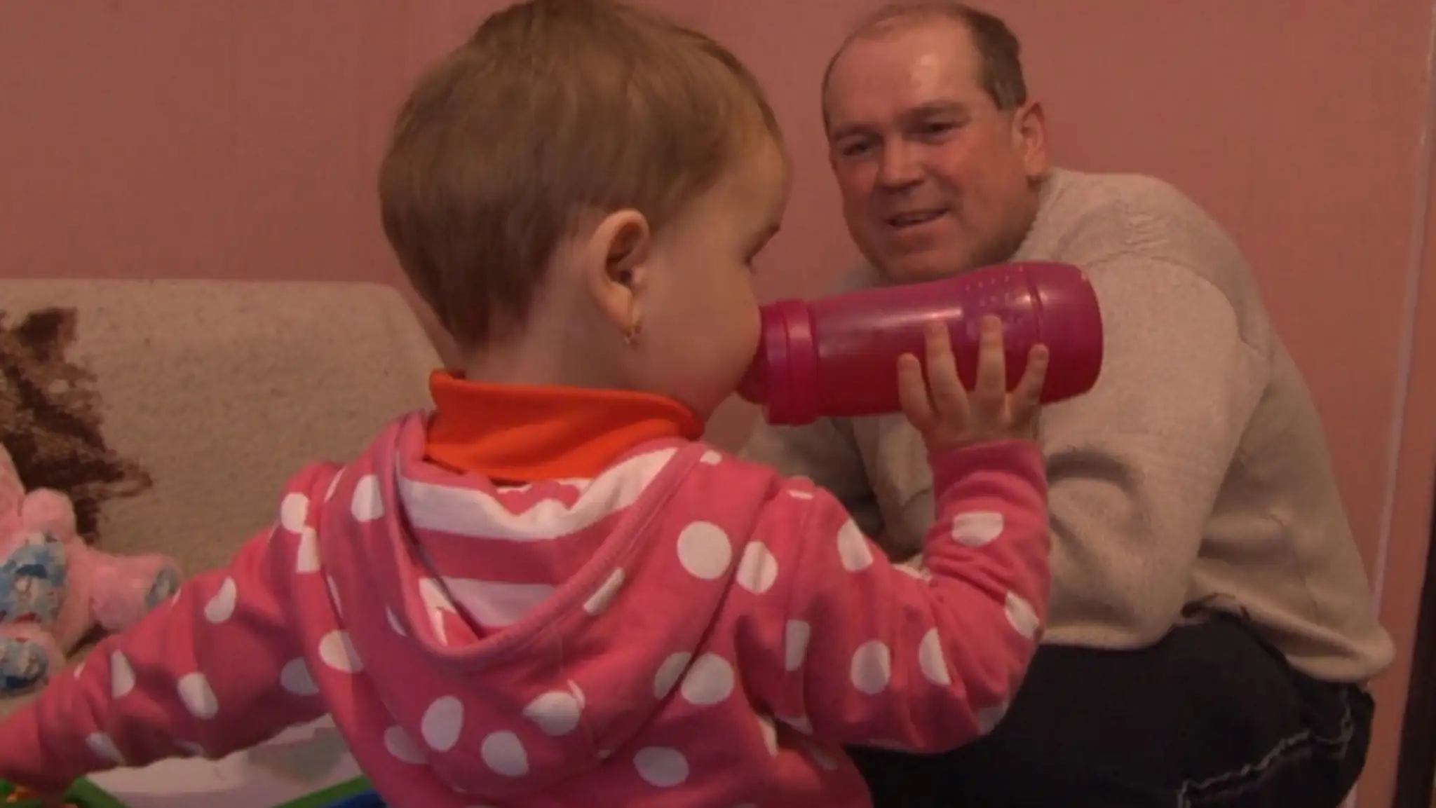 Otec sa chce starať o dcéru, ktorá skončila v domove. Bráni mu v tom legislatíva. 