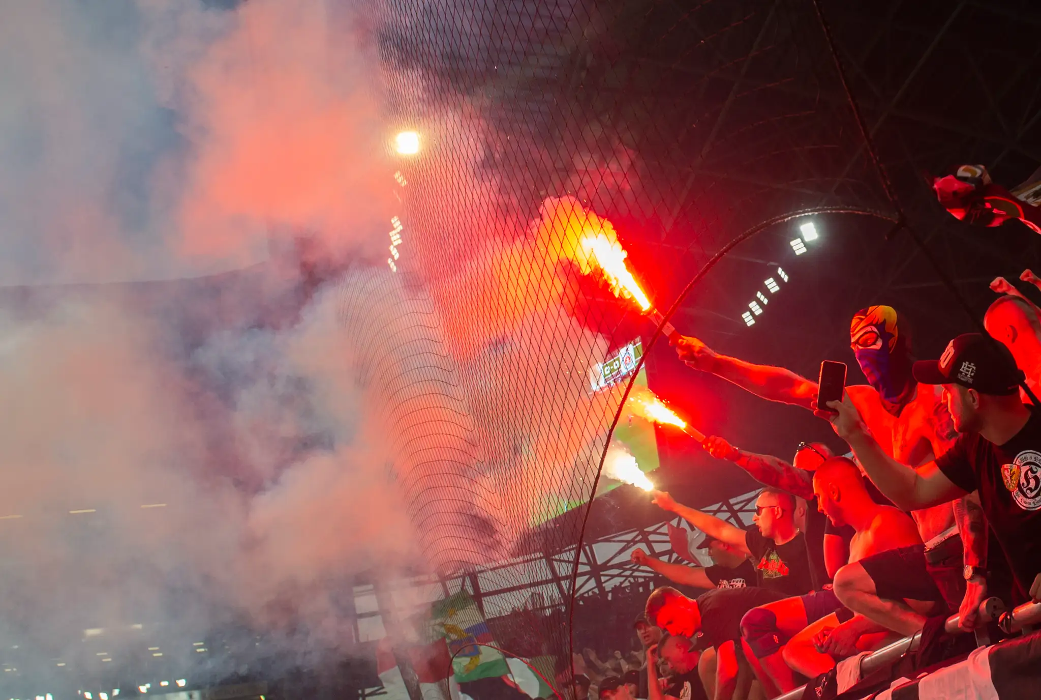 Fanúšikovia Ferencvárosu Budapešť povzbudzujú so svetlicami počas úvodného zápasu 2. predkola LM proti Slovanu Bratislava.