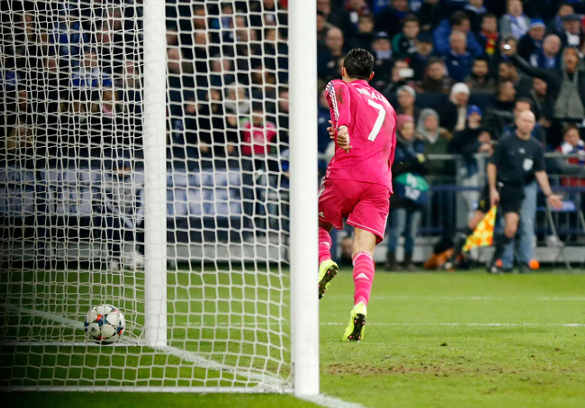 Útočník Realu Cristiano Ronaldo sa teší po strelení gólu v zápase osemfinále futbalovej LM.