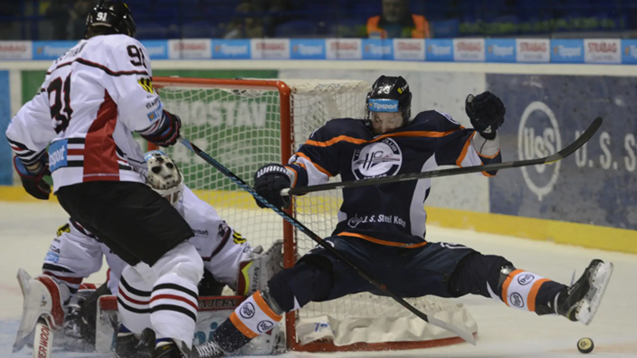 Vpravo Matej Češík (Košice), vľavo Marcel Petran a vzadu brankár Jason Bacashihua (obaja HC´05 iClinic Banská Bystrica).