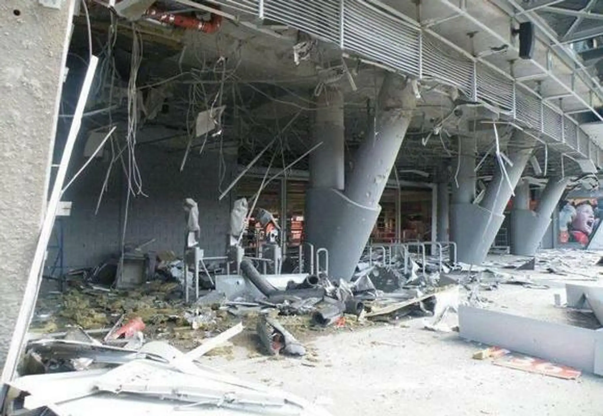 Donbass Arena po zásahu delostreleckých striel.