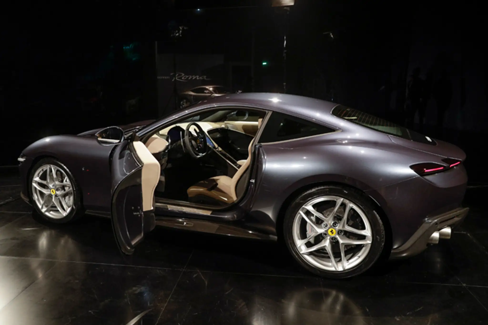 Nový typ športového automobilu Ferrari Roma počas oficiálneho predstavenia v Ríme.