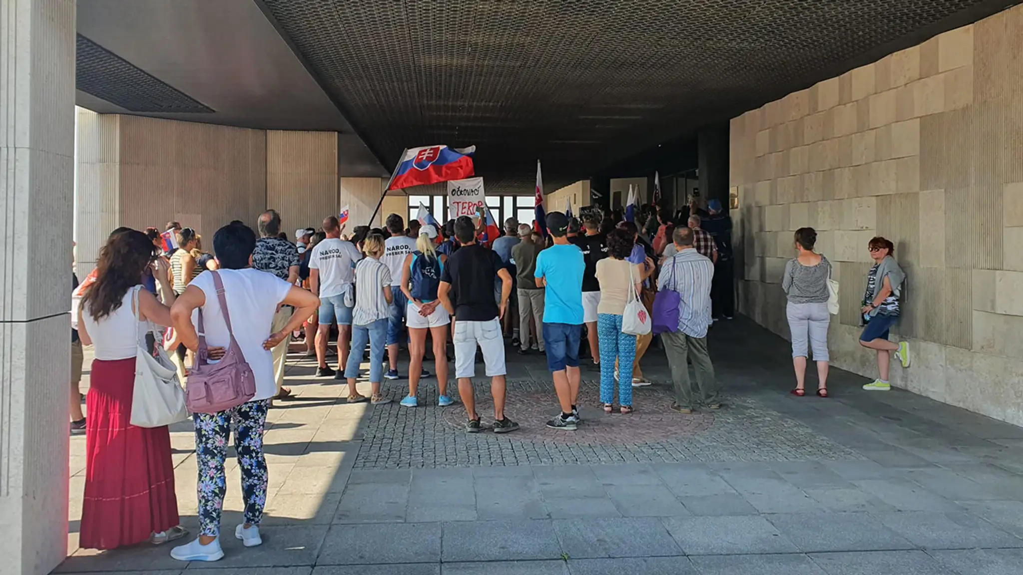 Protest pred parlamentom.