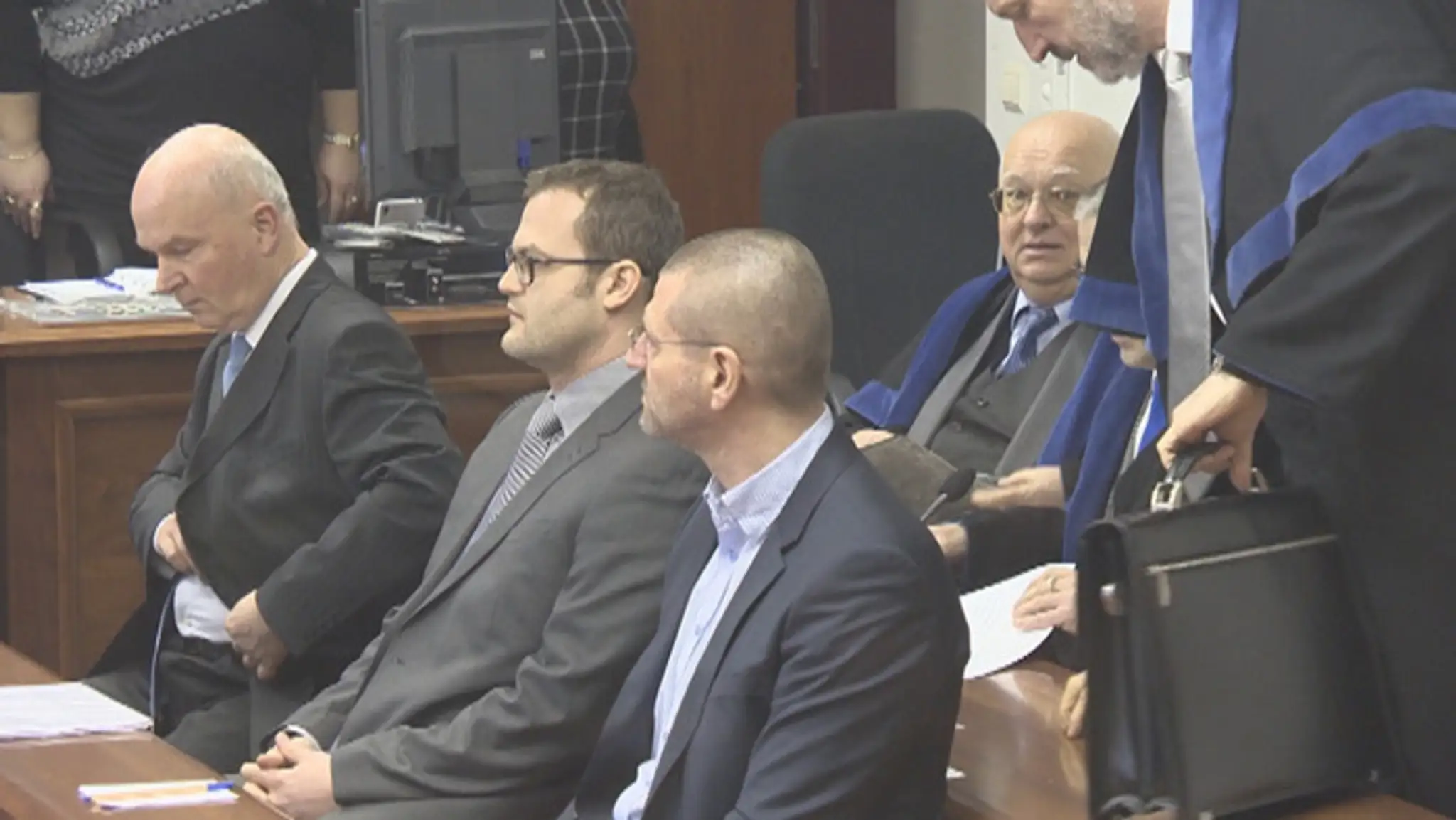 Exministri SNS Marian Janušek (prvý zľava) a Igor Štefanov (prvý sprava)
