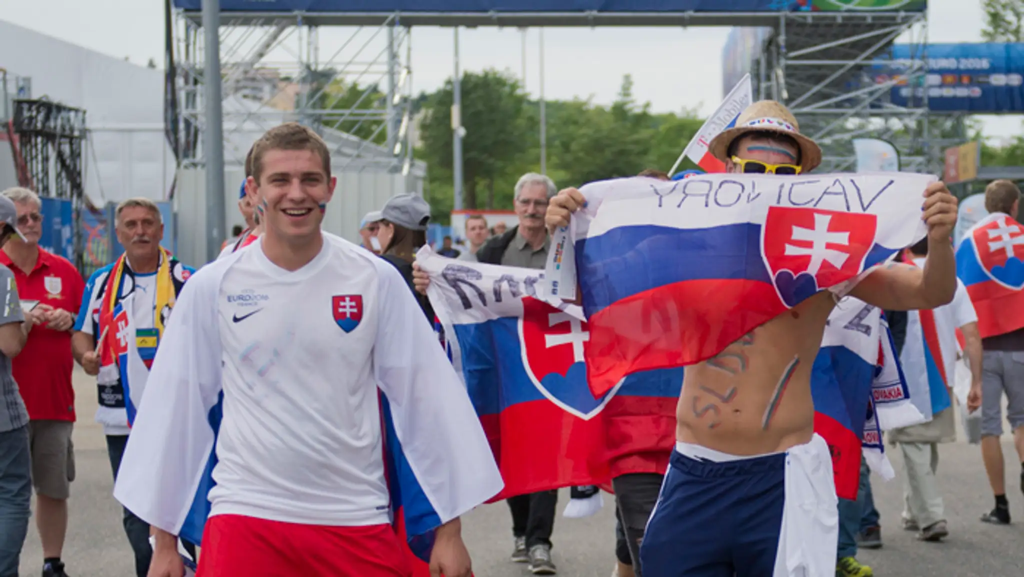 Slovenskí fanúšikovia pred zápasom proti Anglicku v pred štadiónom v Saint-Étienne