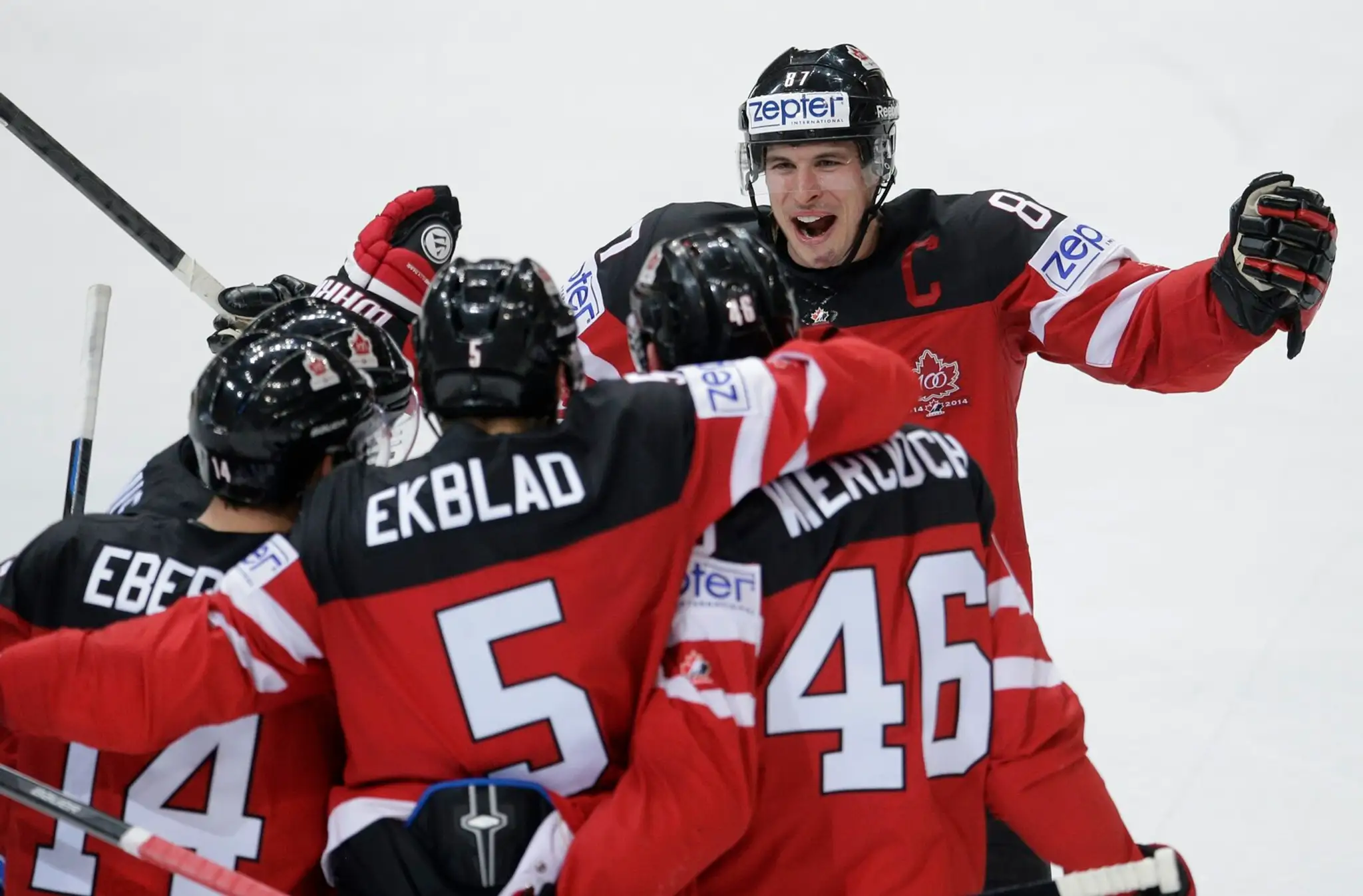 Sidney Crosby oslavuje s kanadskou družinou obrat v zápase so Švédskom.