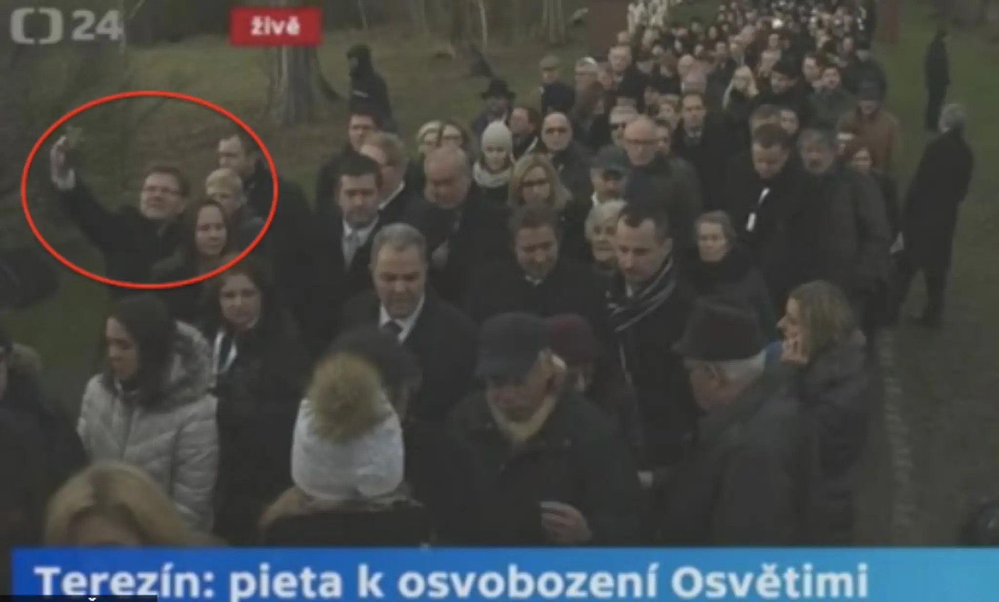 Český politik si robil selfie v koncentračnom tábore.