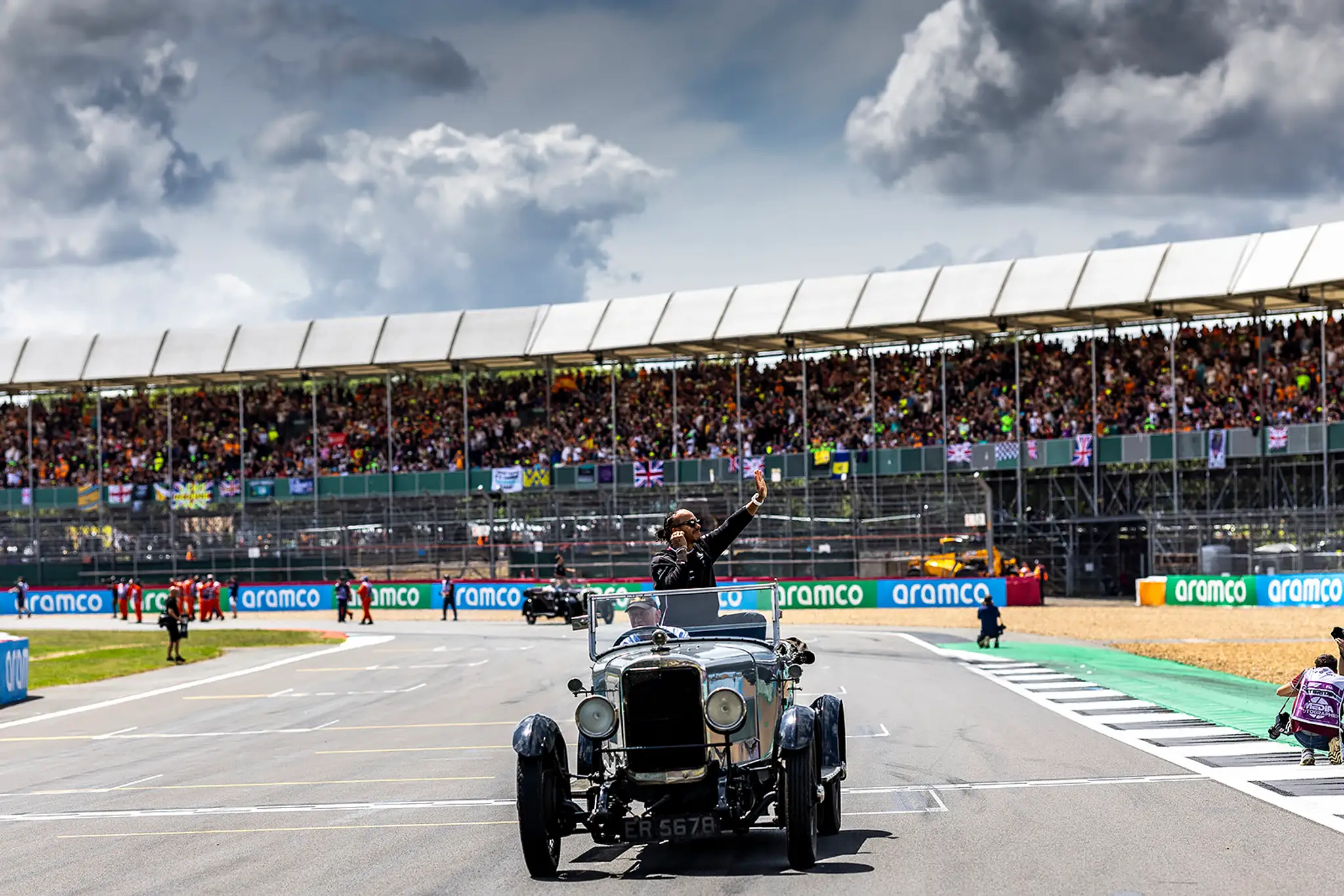 Lewis Hamilton prichádza na trať.