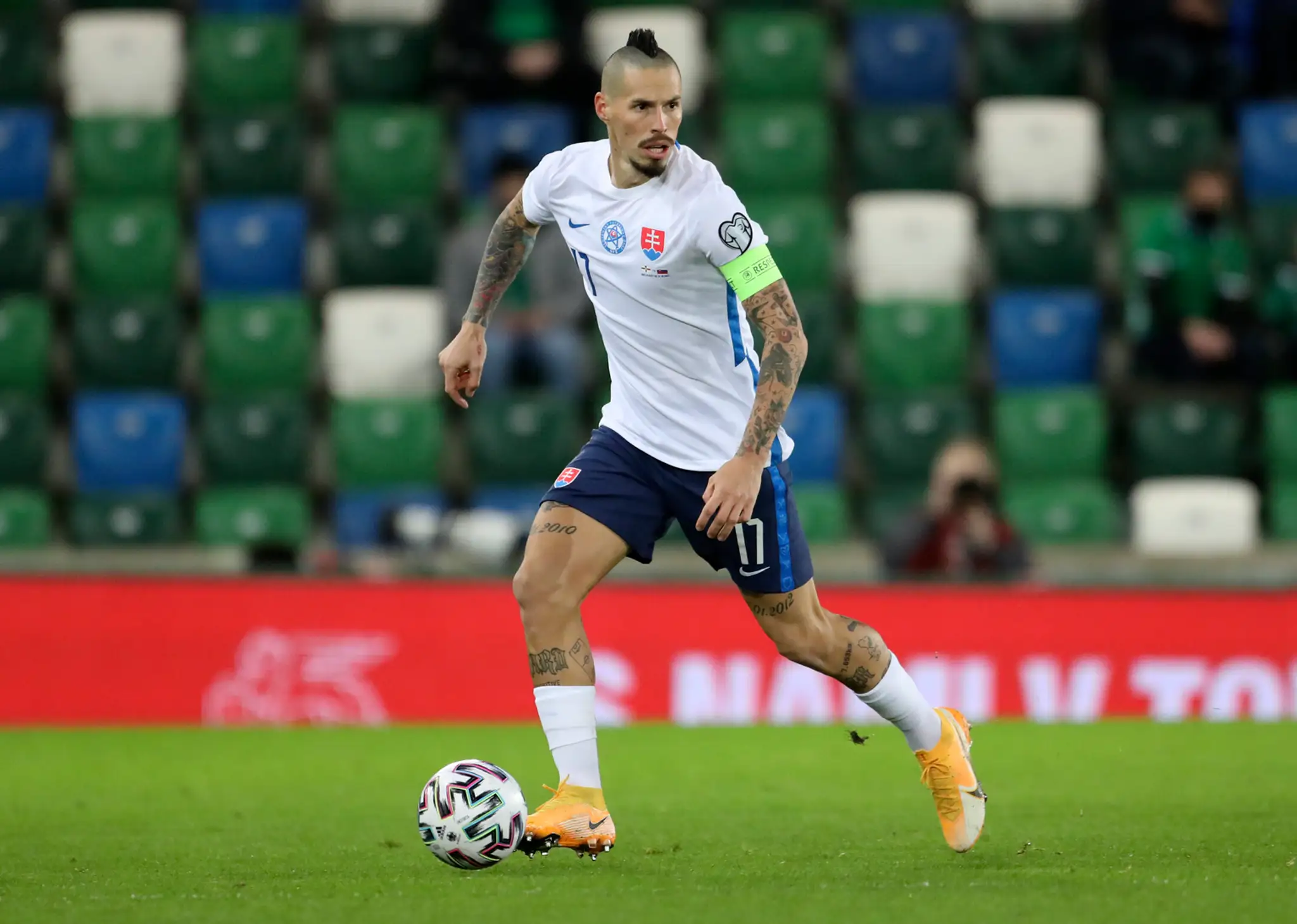 Ľubomír Šatka (v strede) vo finále play off EURO 2020 na pôde Severného Írska.