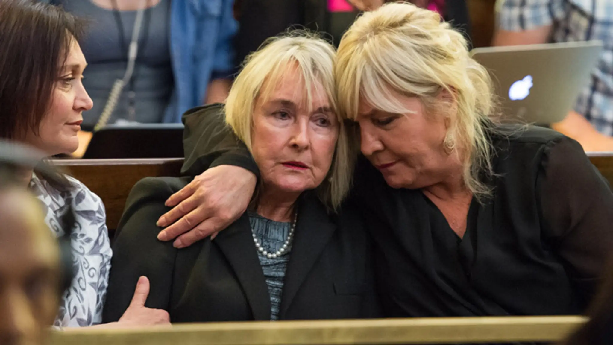 June Steenkampová (v strede) matka zosnulej Reevy Steenkampovej, sedí na odvolacom súde s Oscarom Pistoriusom.