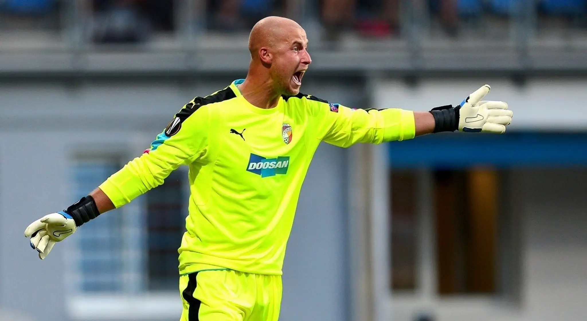 Brankár Petr Bolek (Viktoria Plzeň) počas zápasu proti AS Rím.