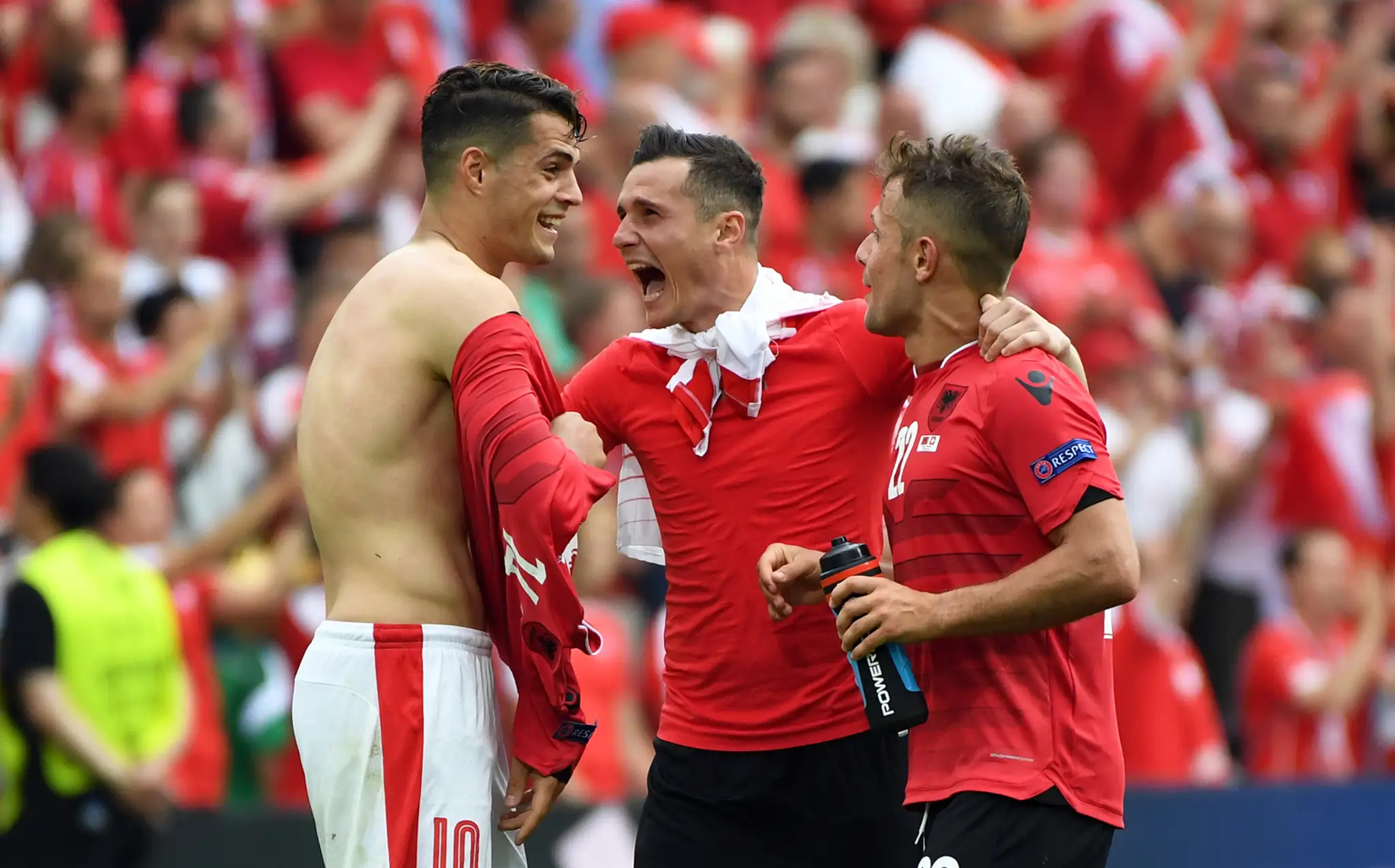 Švajčiarsky futbalista Granit Xhaka (vľavo) sa rozpráva so svojím bratom Albáncom Taulantom Xhakom (uprostred) a Amirom Abrashim