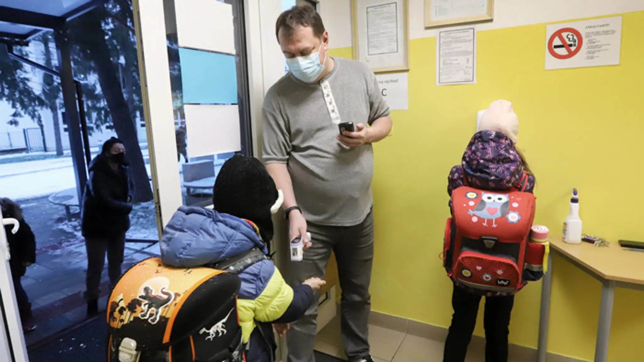Richard Sulík ukazuje plán SaS, podľa ktorého sa mohli najhoršie okresy testovať skôr.