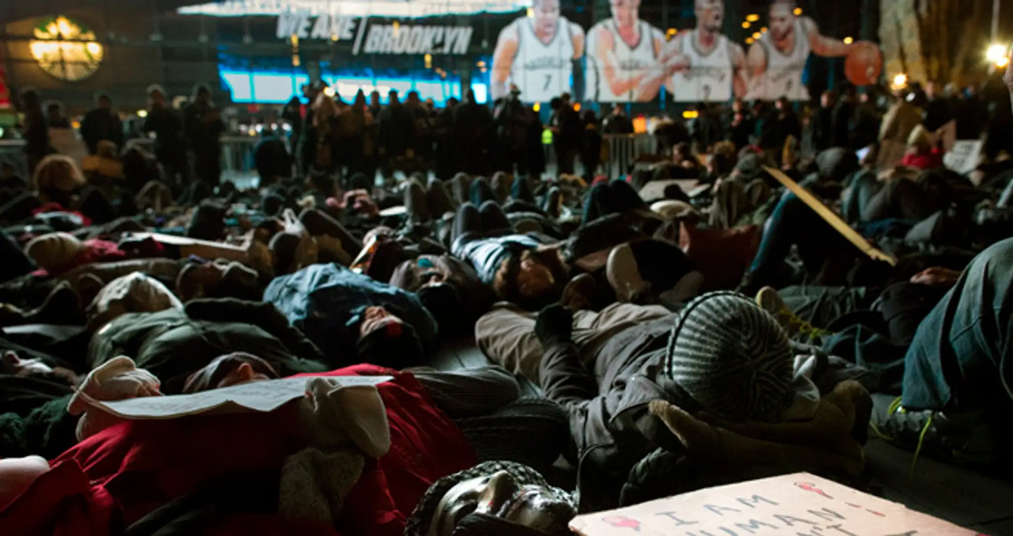 Demonštranti protestujú pred Barclays Center proti rozhodnutiu súdu neobžalovať policajta v súvislosti so zabitím Afroameričana 