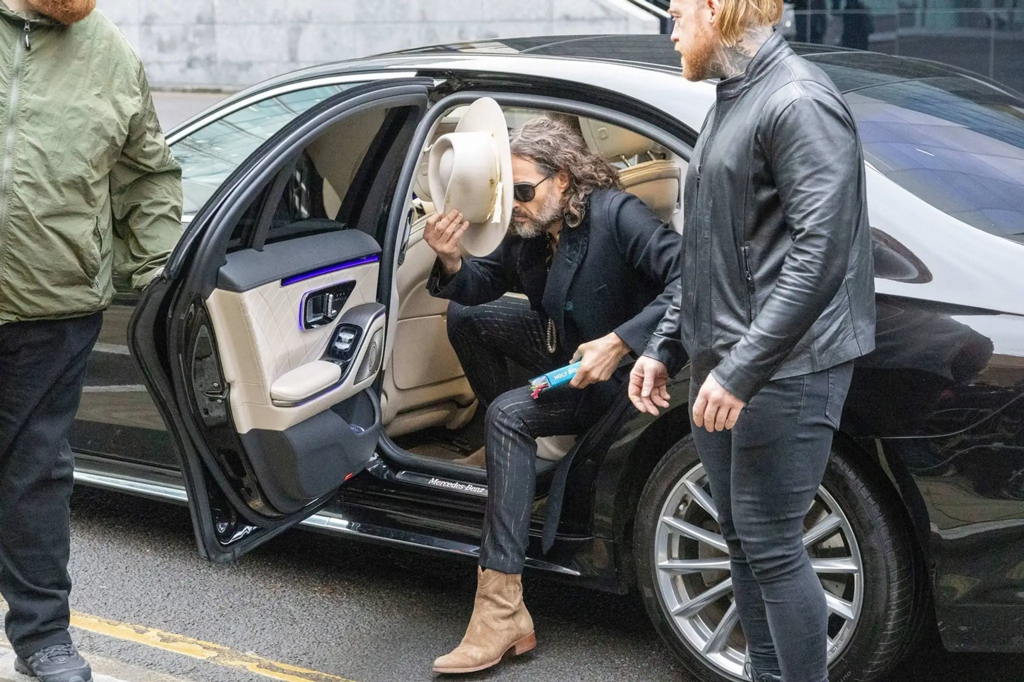 Russell Brand po príchode na súd