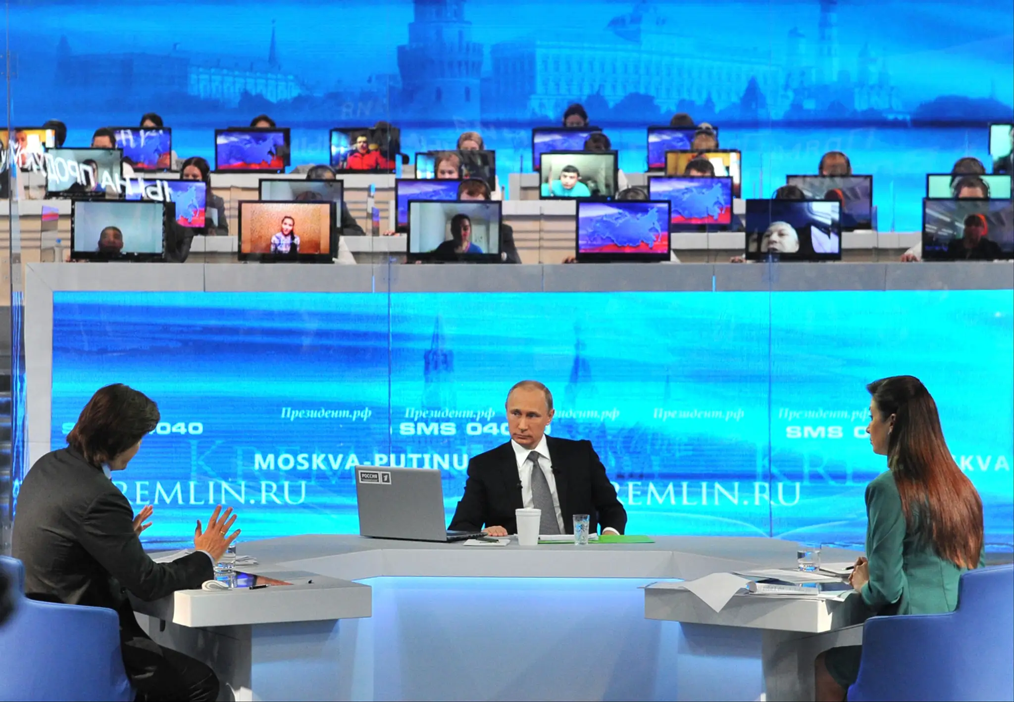 Vladimír Putin počas rozhovoru s novinármi.