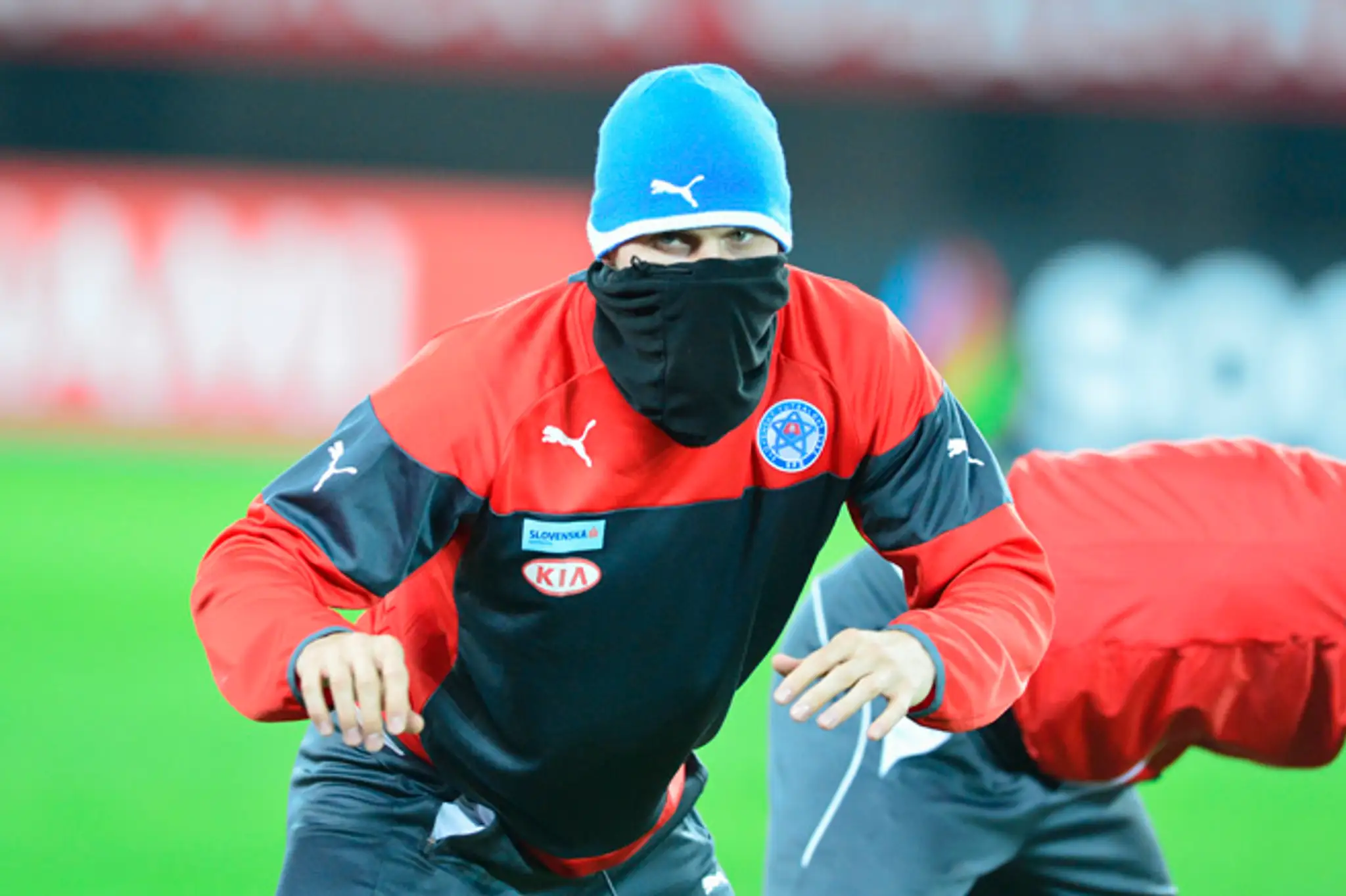 Chorý Martin Škrtel na tréningu pred kvalifikačným zápasom s Macedónskom.