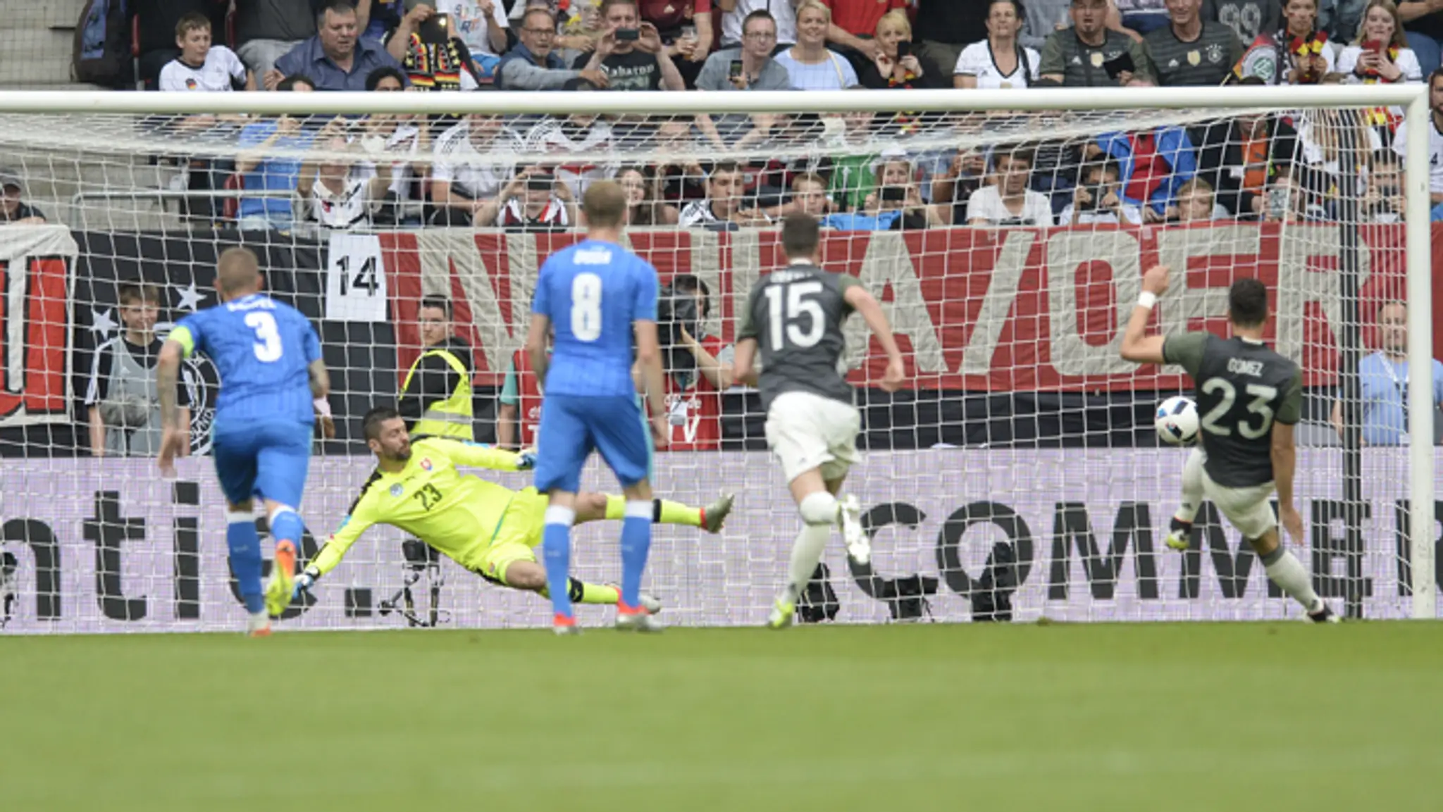 Nemecký reprezentant Mario Gomez strieľa úvodný gól Matúšovi Kozáčika z pokutového kopu v prípravnom zápase na EURO 2016.