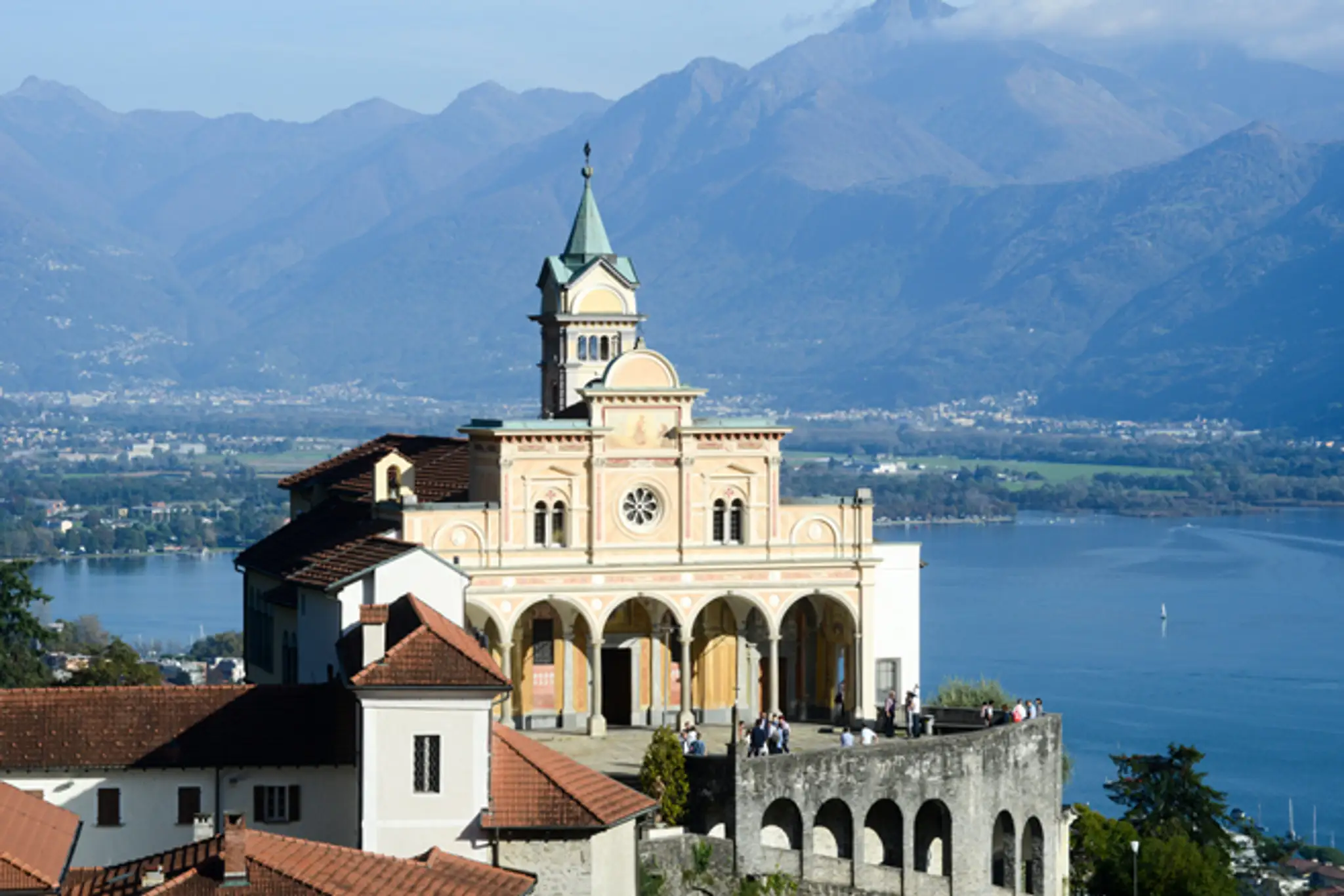 Stredoveký kláštor Madonna del Sasso v Locarne pri jazere Maggiore.