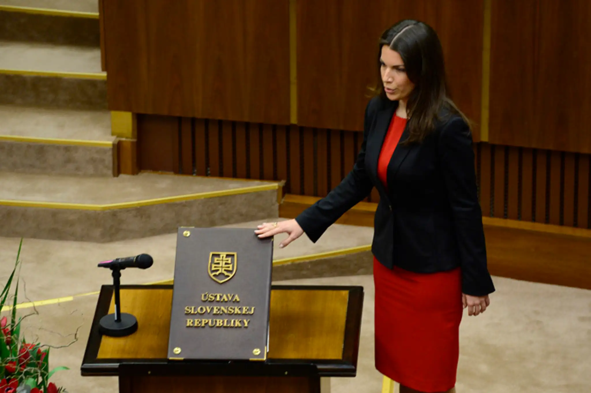 Katarína Cséfalvayová (#Sieť) skladá poslanecký sľub.