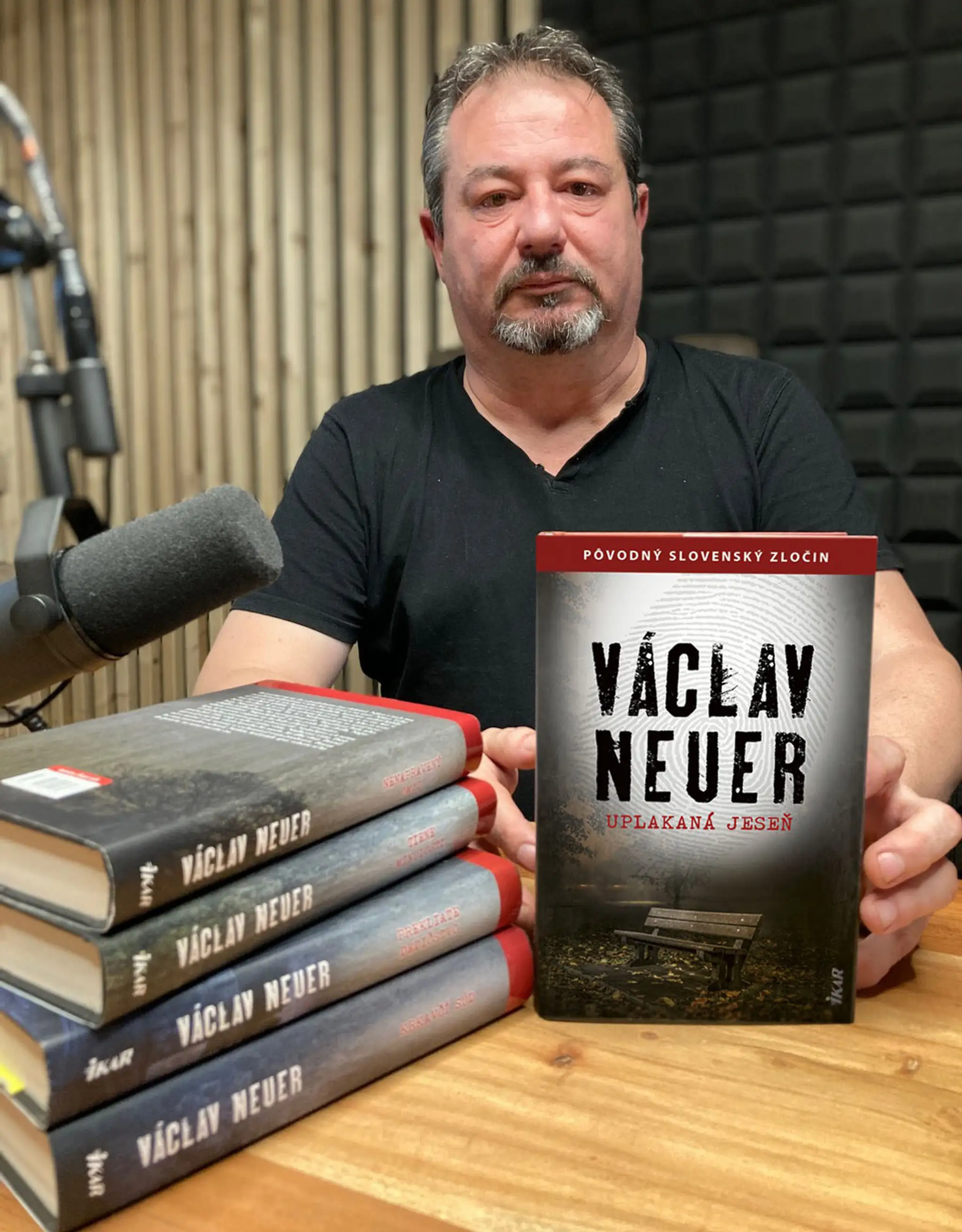Spisovateľ Václav Neuer so svojim dielom Uplakaná jeseň.