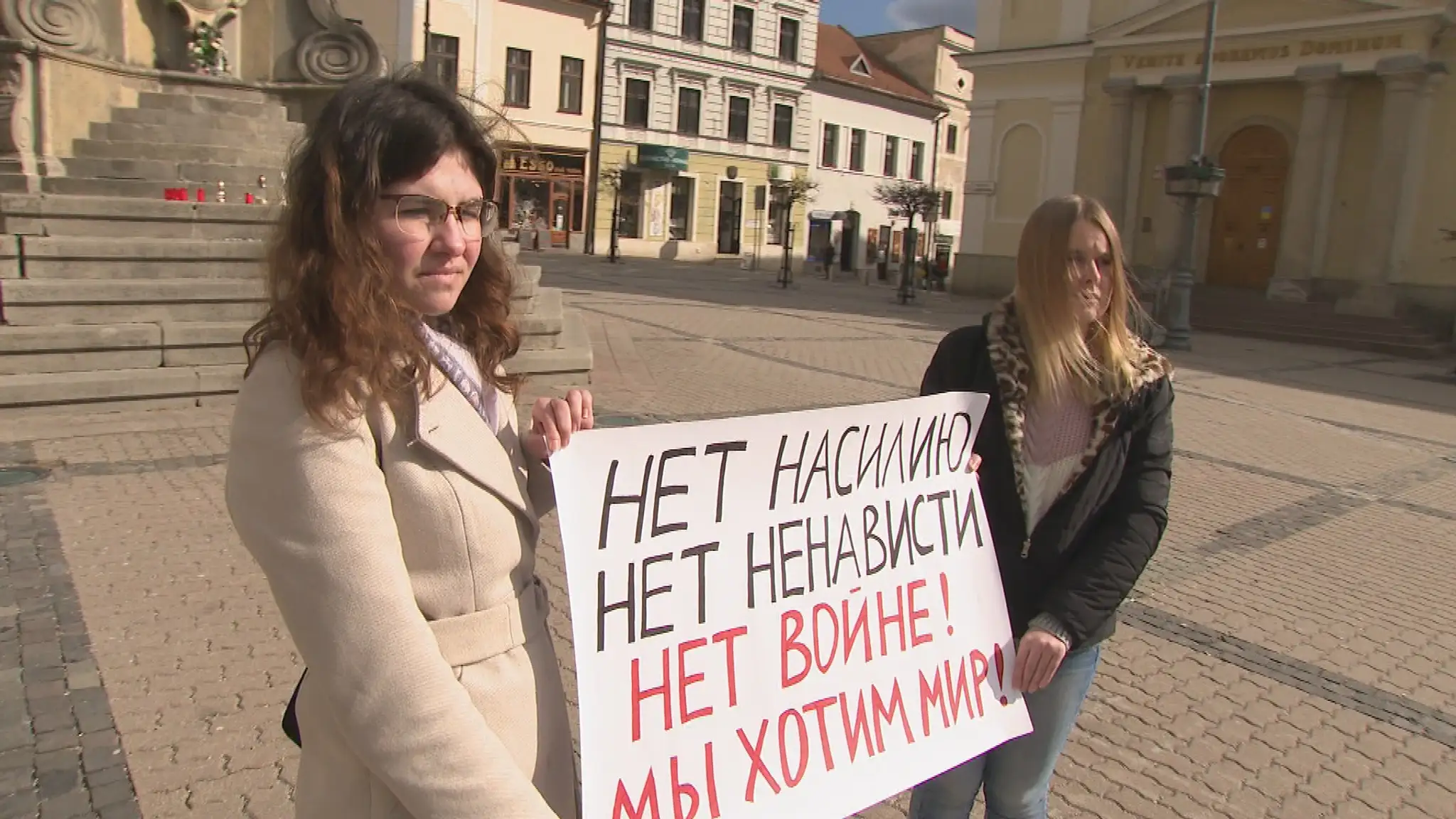 Študentky Marina a Alina na námestí v Banskej Bystrici zorganizovali tichý protest.