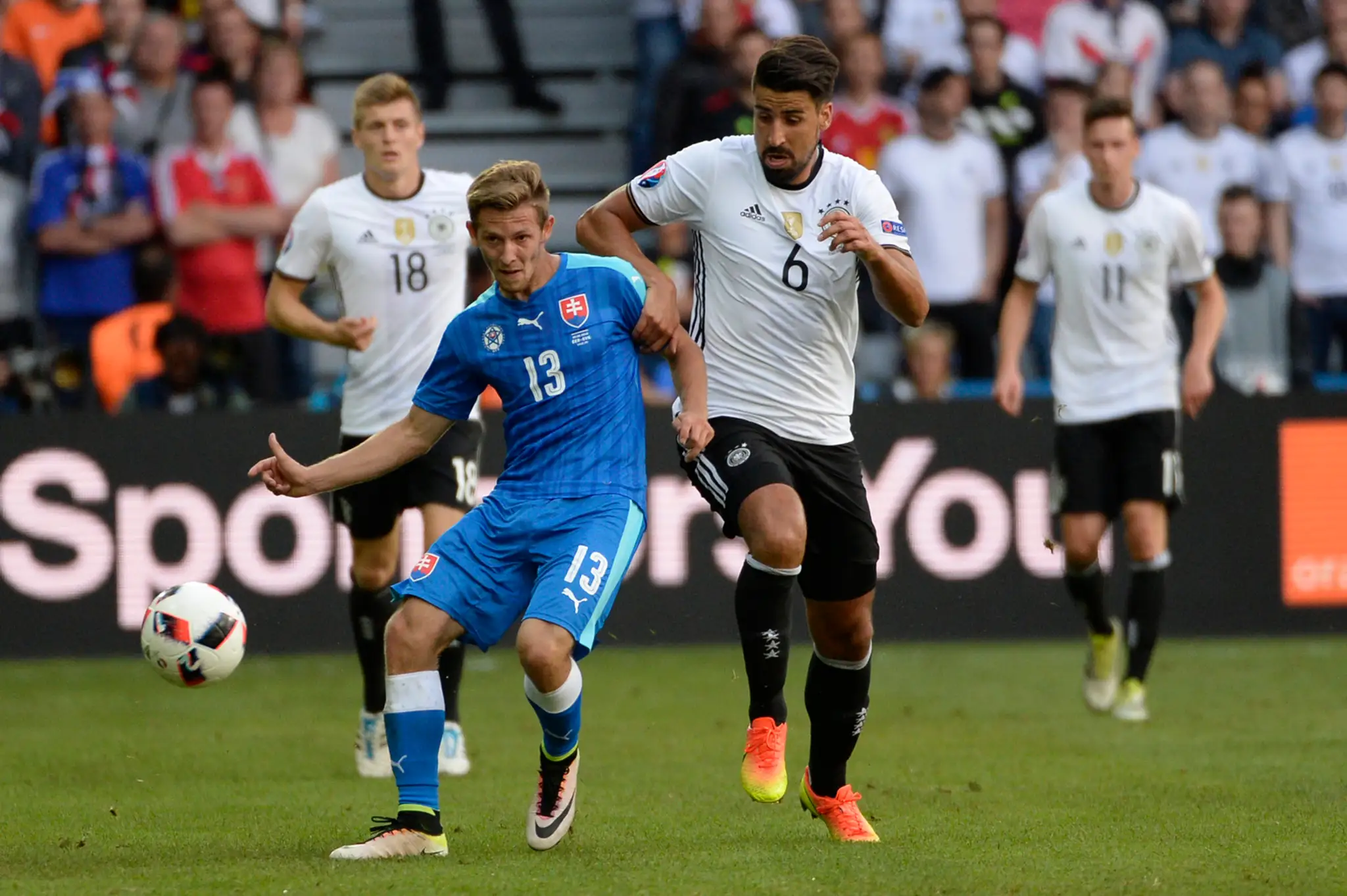 Slovenský záložník Patrik Hrošovský a Nemec Sami Khedira na ME.