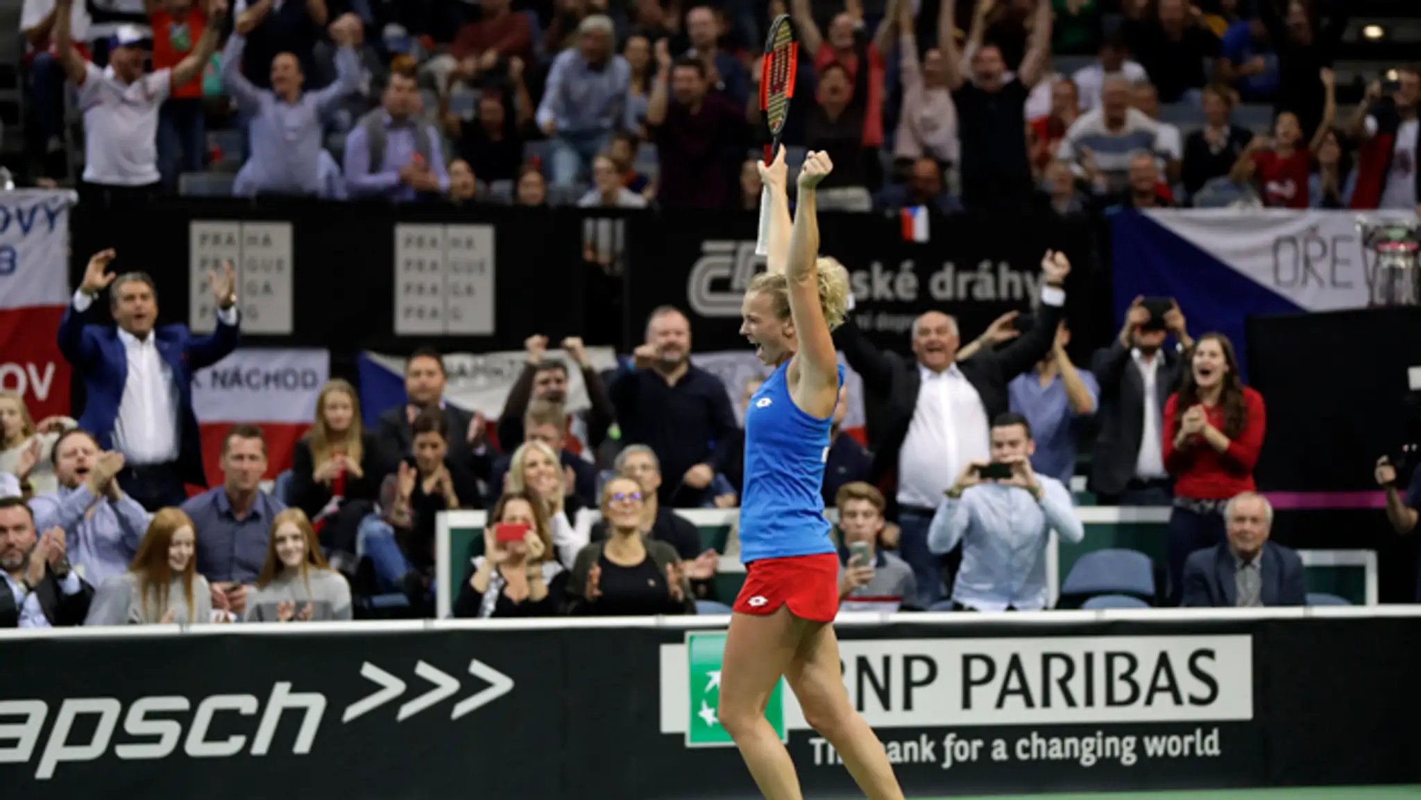Kateřina Siniaková oslavuje víťazstvo vo Fed cupe. 