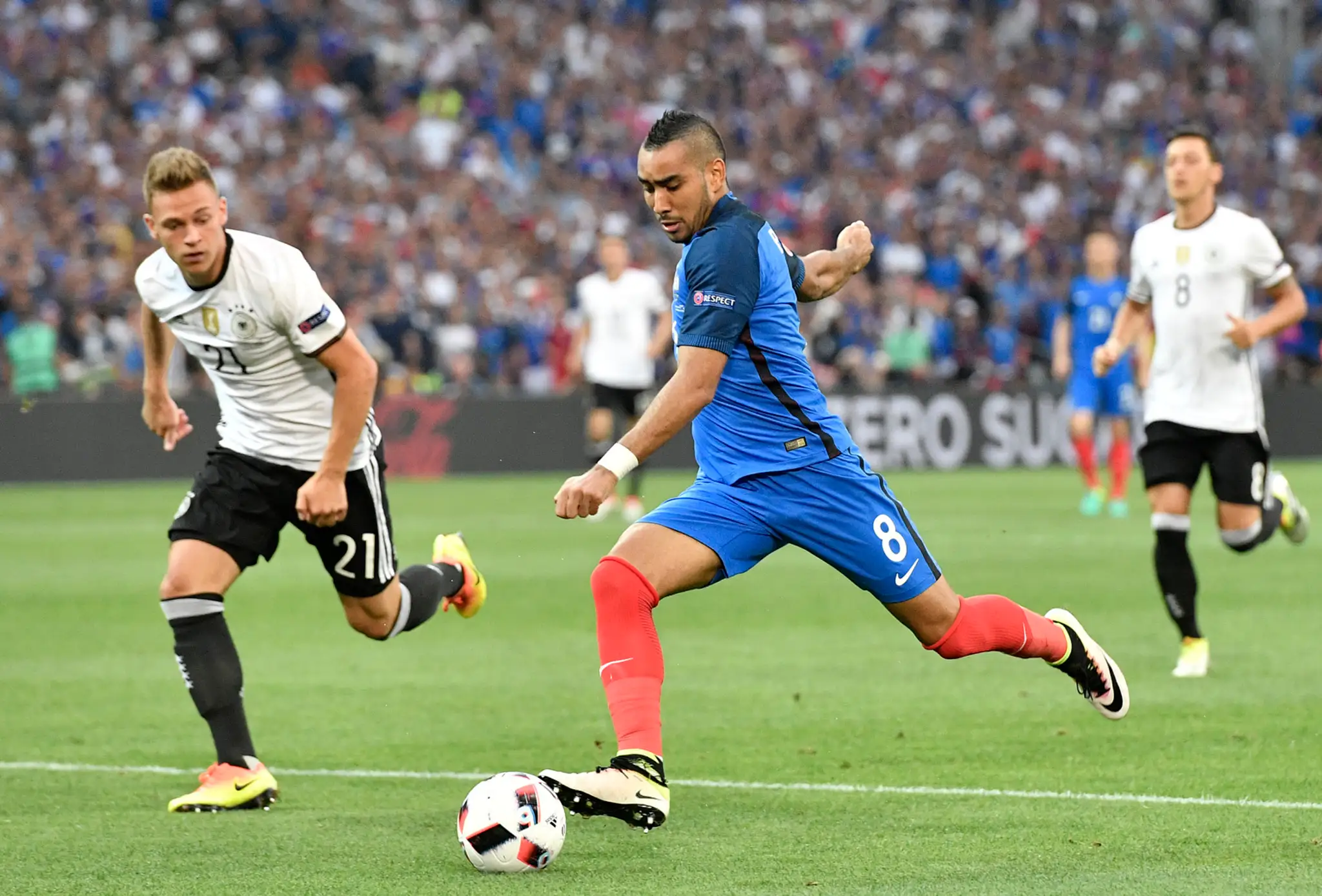 Hviezda francúzskeho výberu Dimitri Payet s loptou v semifinále ME proti Nemecku.
