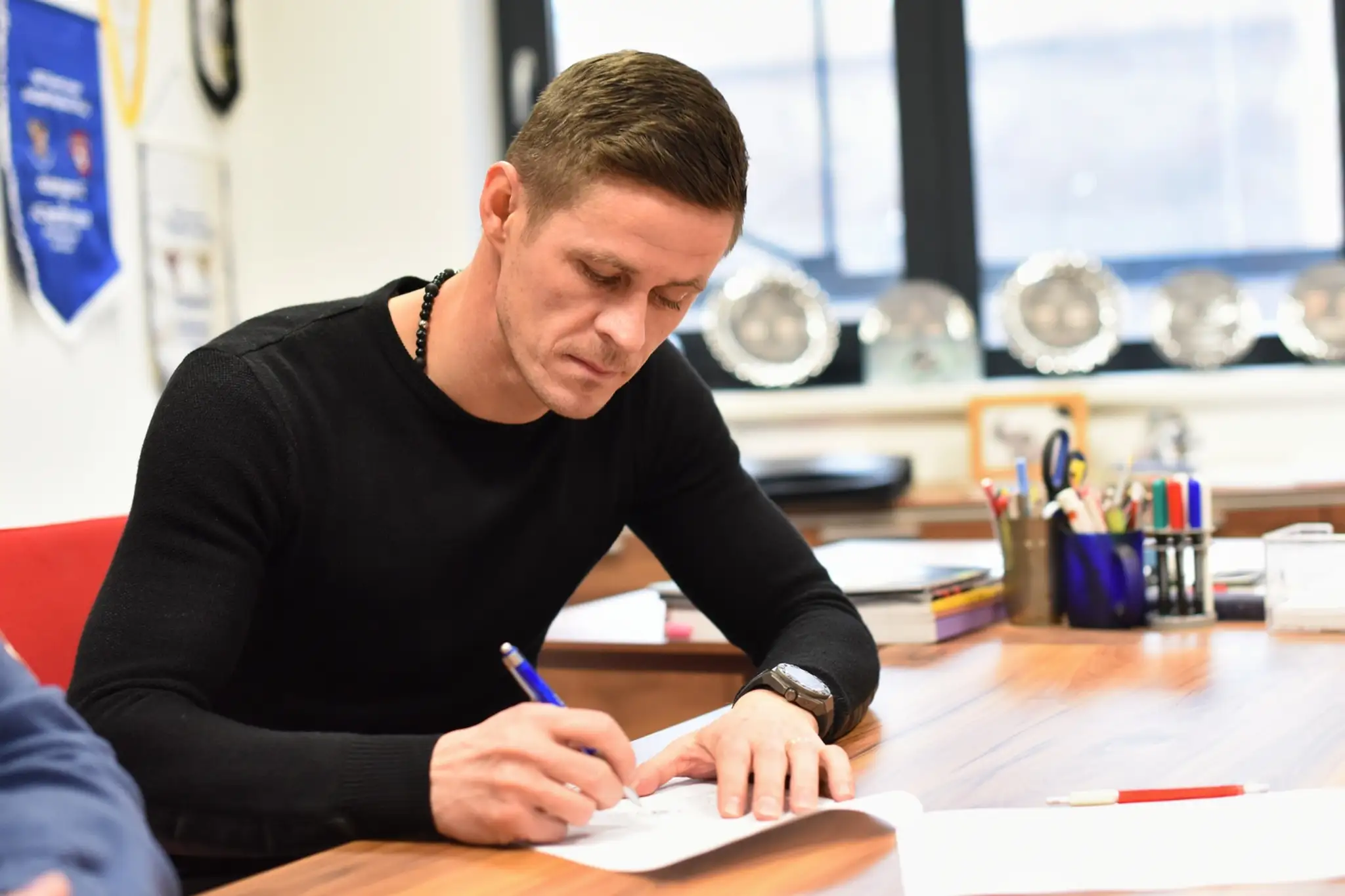 Róbert Jež podpisuje zmluvu so Spartakom Trnava.