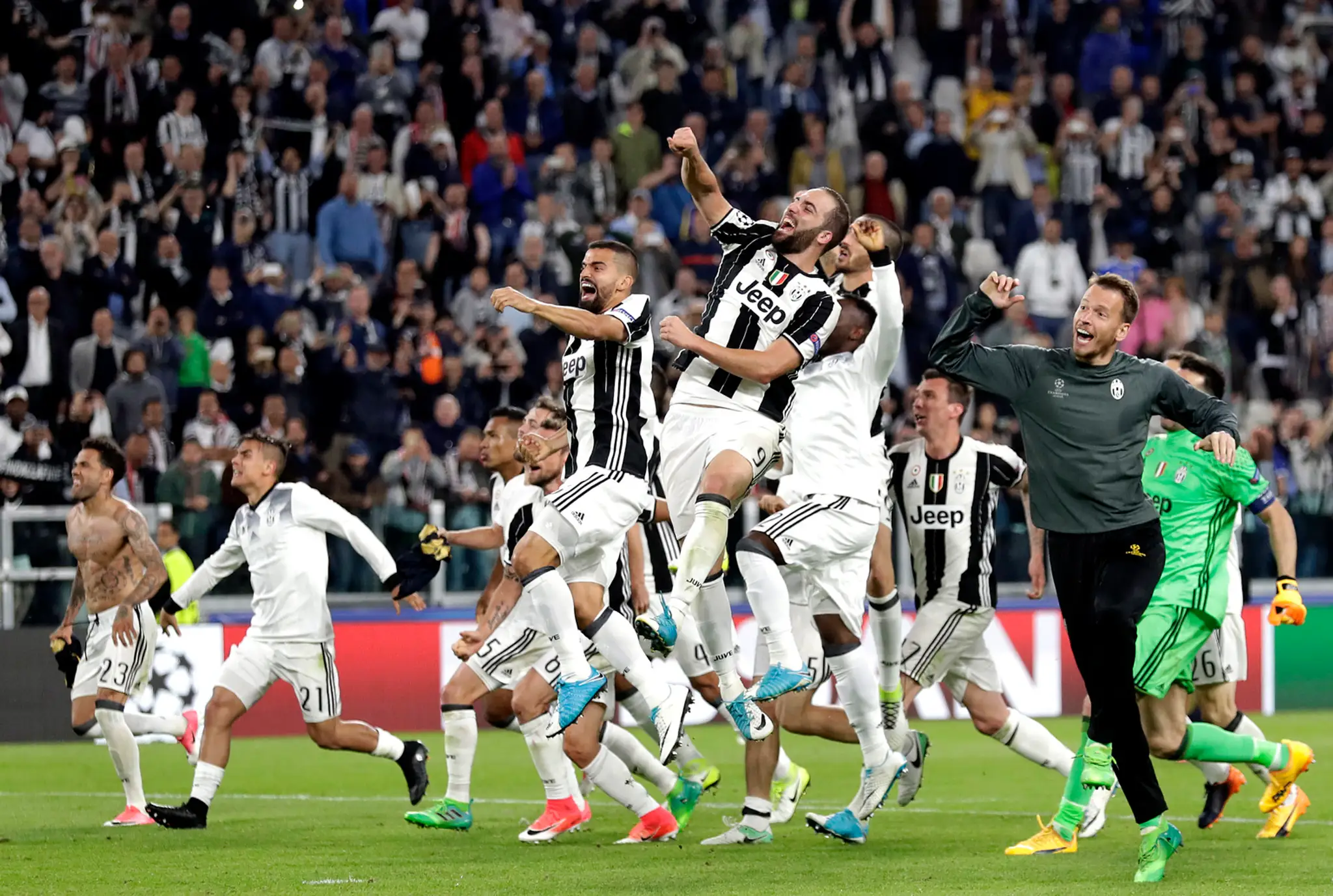 Zľava Gonzalo Higuaín, Dani Alves a Paulo Dybala oslavujú postup Juventusu do finále LM.