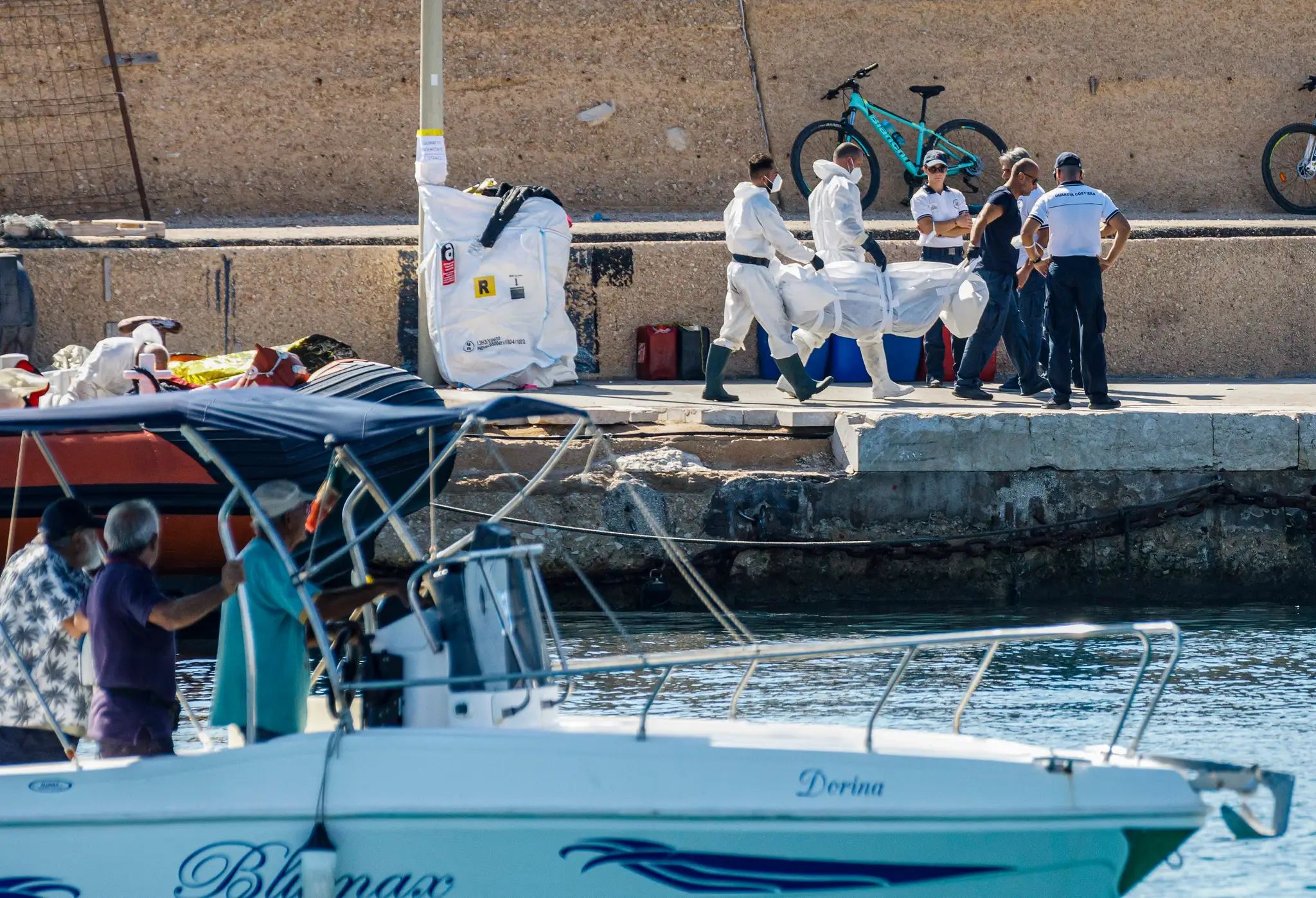 Oheň zachvátil čln s migrantmi, zahynuli dve deti