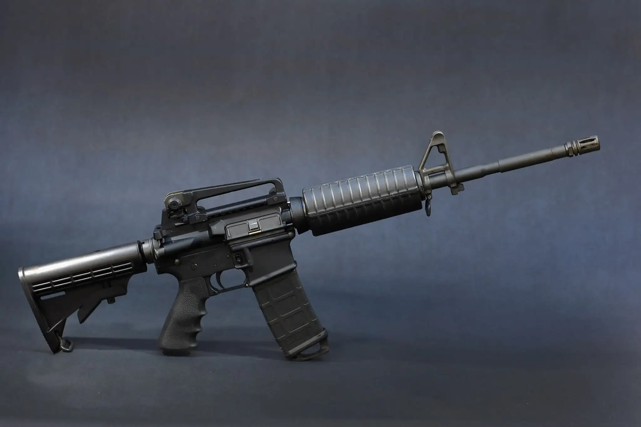 Poloautomatická puška AR-15.