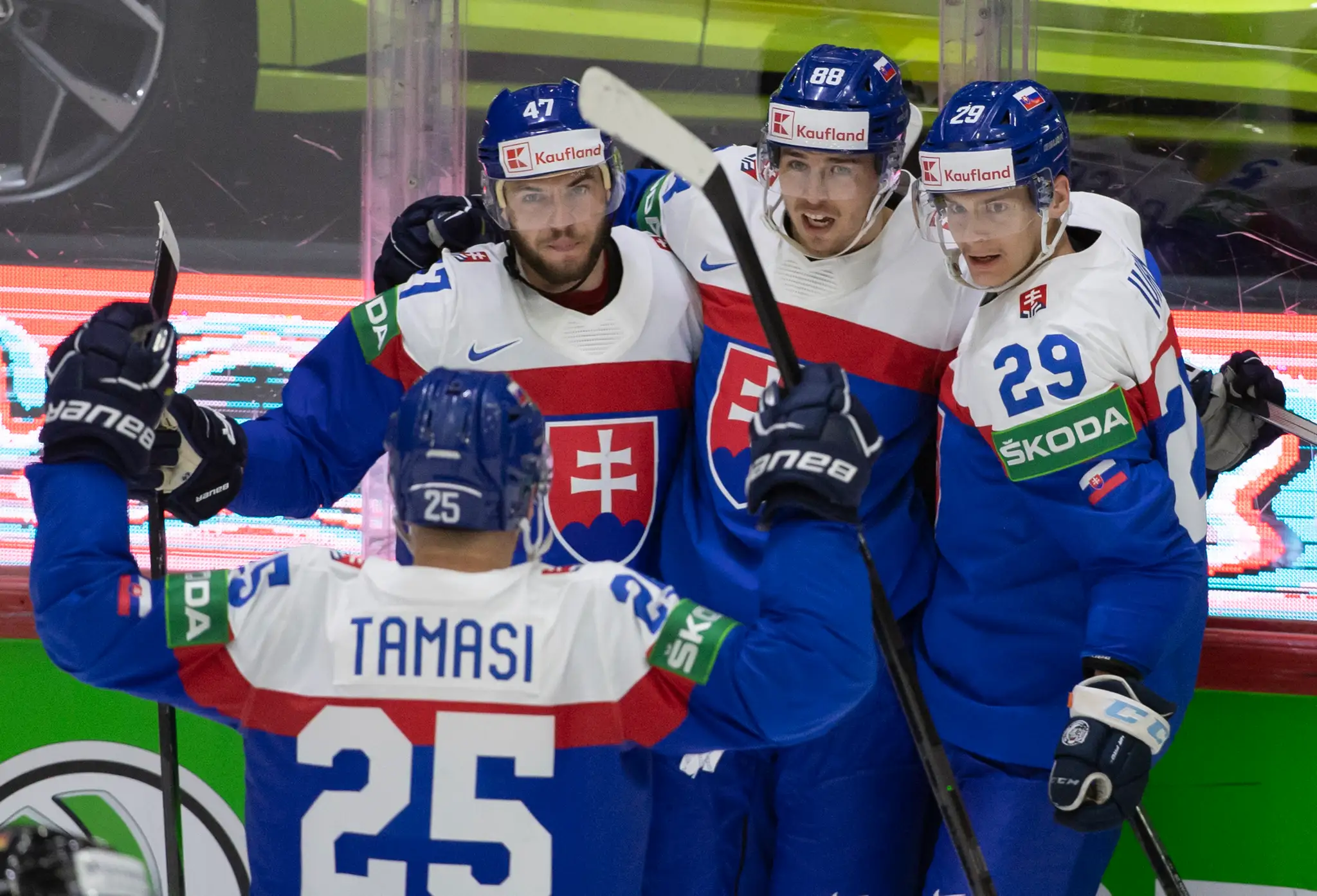 Radosť slovenskych hokejistov po góle v zápase proti Nemecku.
