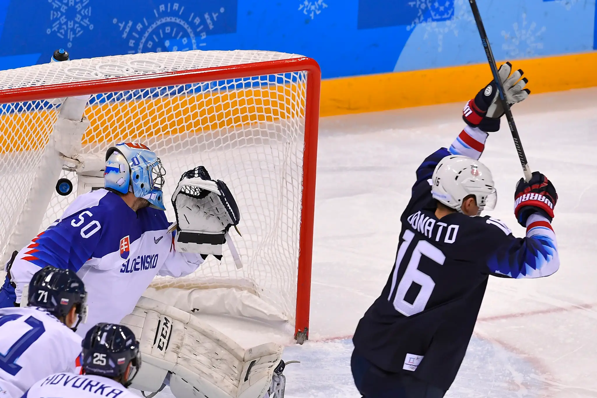 Ryan Donato (vpravo) z USA prekonáva v osemfinále ZOH 2018 slovenského gólmana Jána Laca.