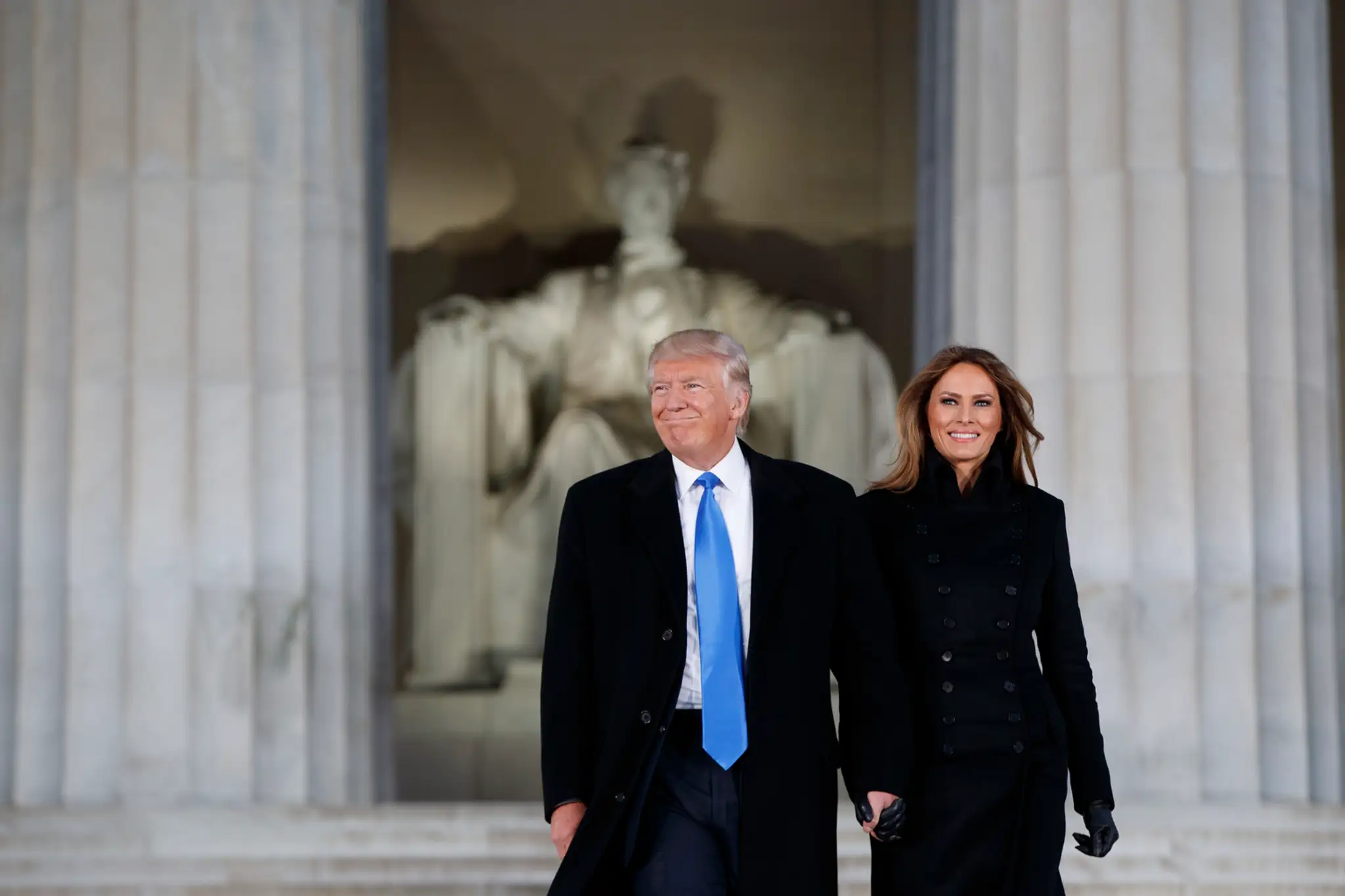 Donald Trump s manželkou Melaniou pred Lincolnovým pamätníkom.