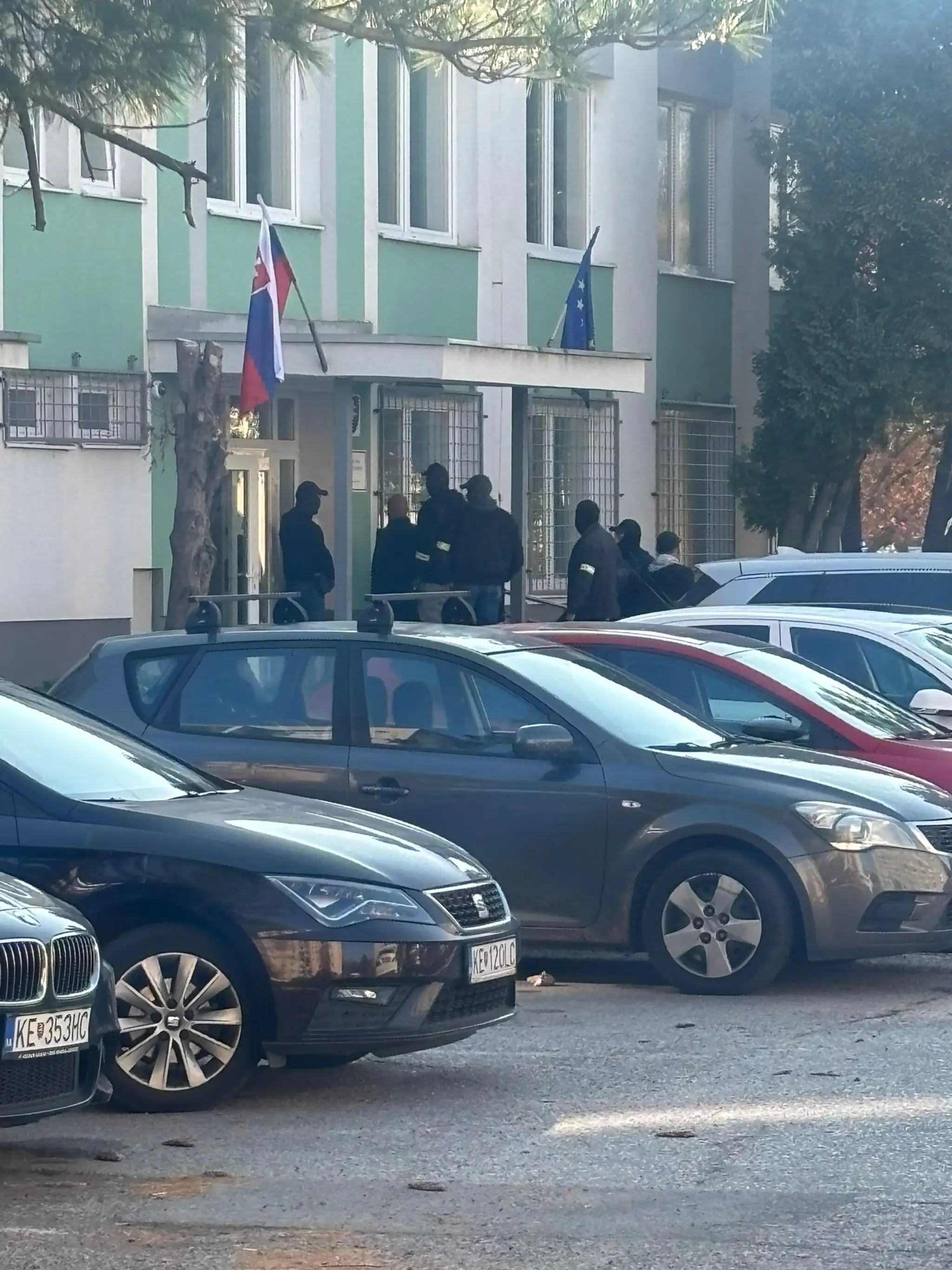 Obvinený policajt v putách.