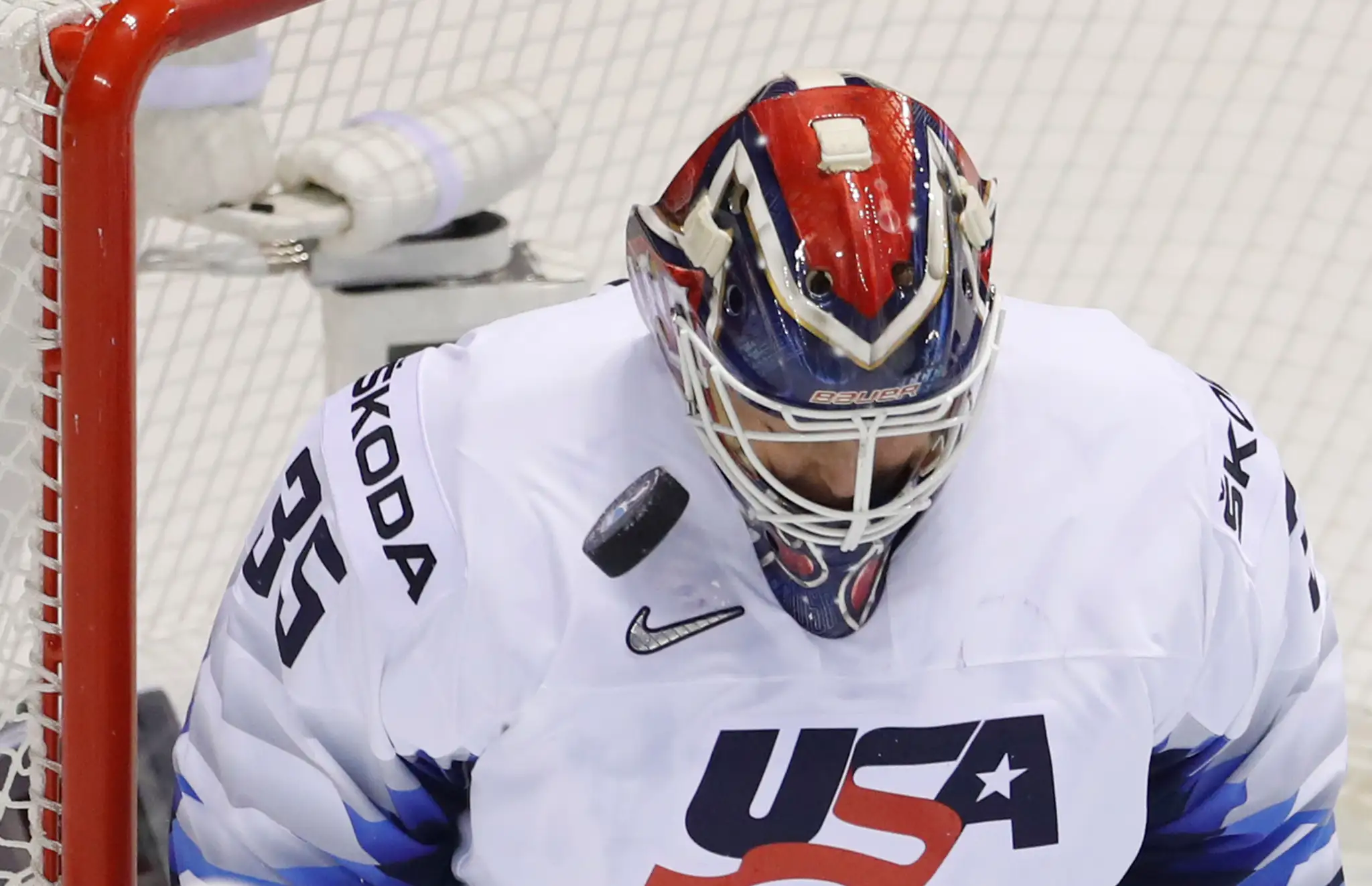 Zľava Američania Alex Debrincat a Patrick Kane oslavujú gól na MS 2019 proti USA.