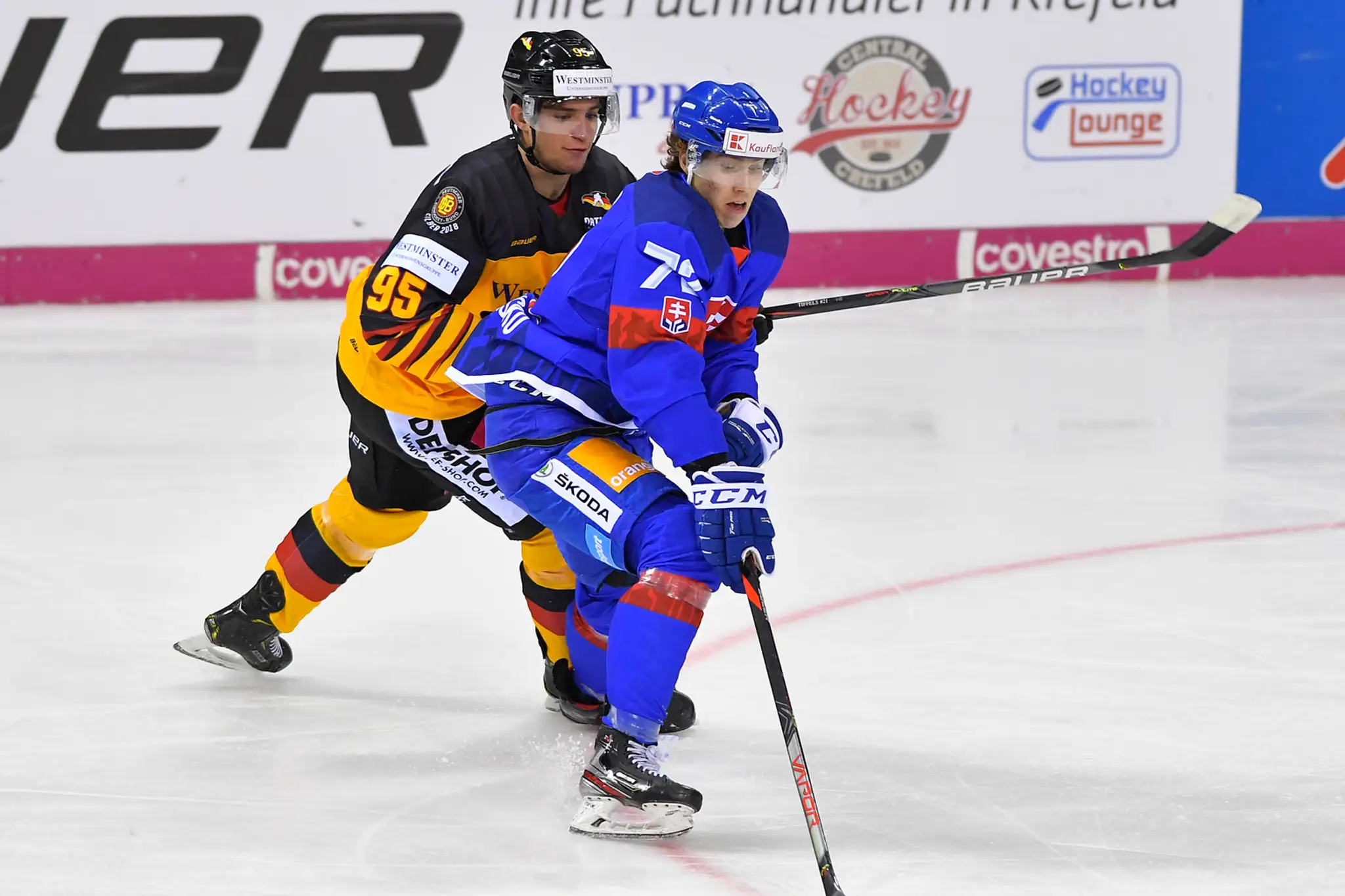 Andrej Kollár a Frederik Tiffels v zápase Nemecko - Slovensko počas Nemeckého pohára v roku 2019.