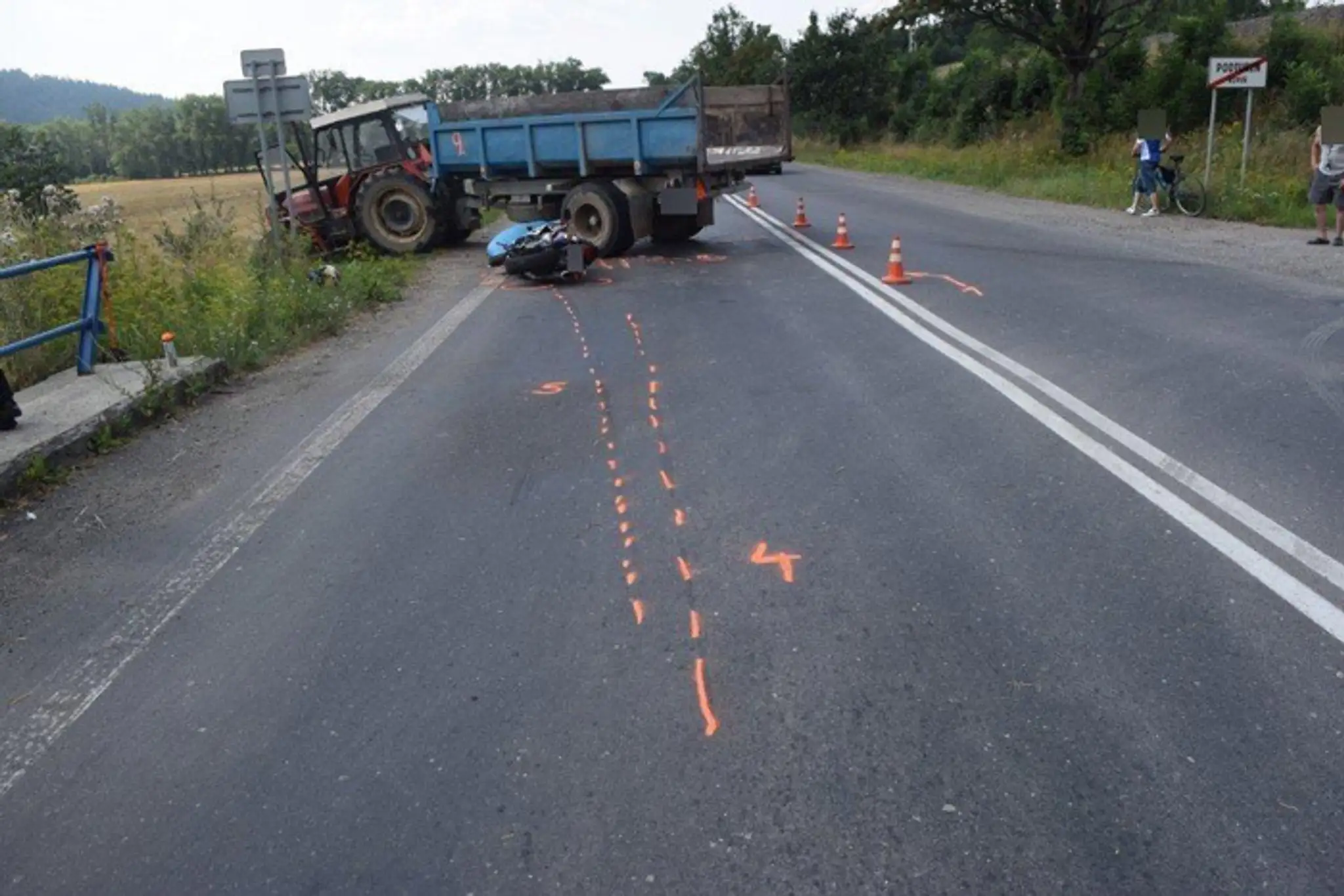 Motorkár vletel pod traktor.