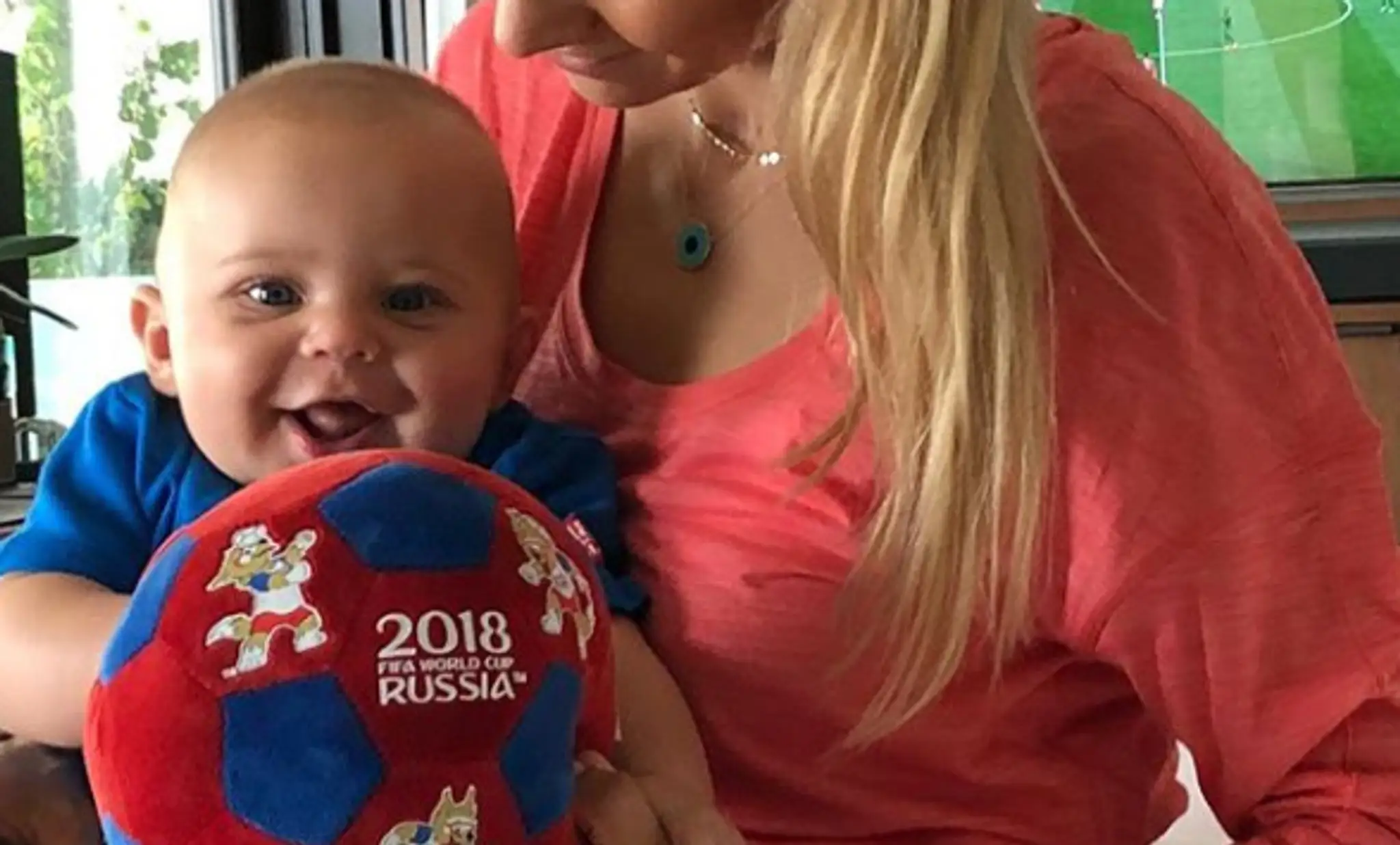 Najrozkošnejší celebritný fanúšik futbalu. Ani on nechýba na majstrovstvách
