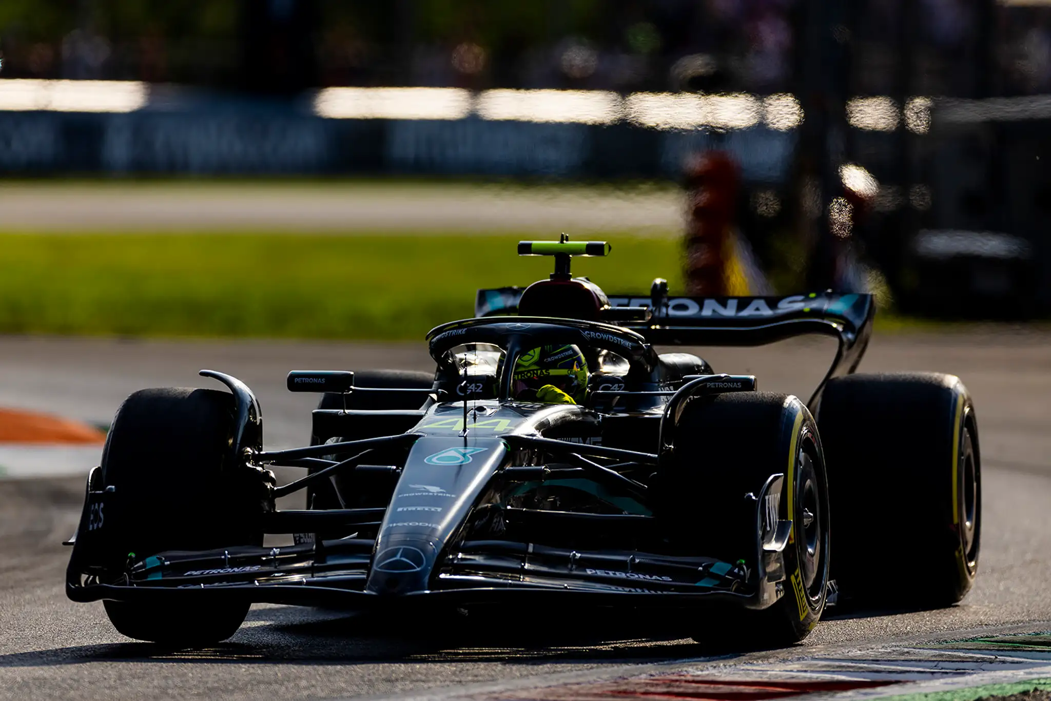 Britský pilot Mercedesu Lewis Hamilton.