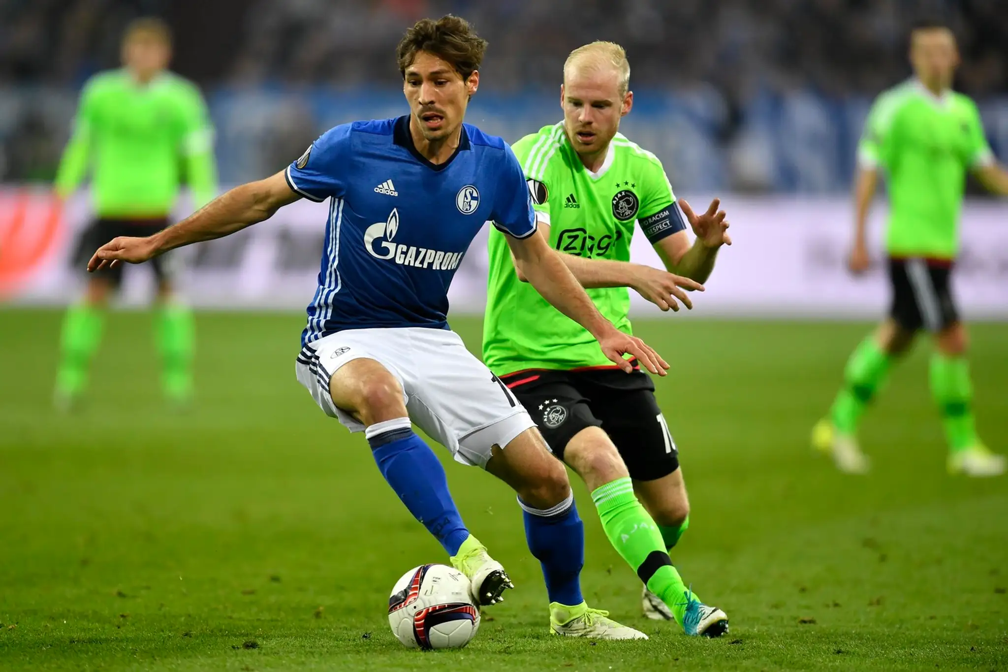 Benjamin Stambouli (vľavo) zo Schalke v súboji s kapitánom Ajaxu Davym Klaassenom v odvete štvrťfinále EL.